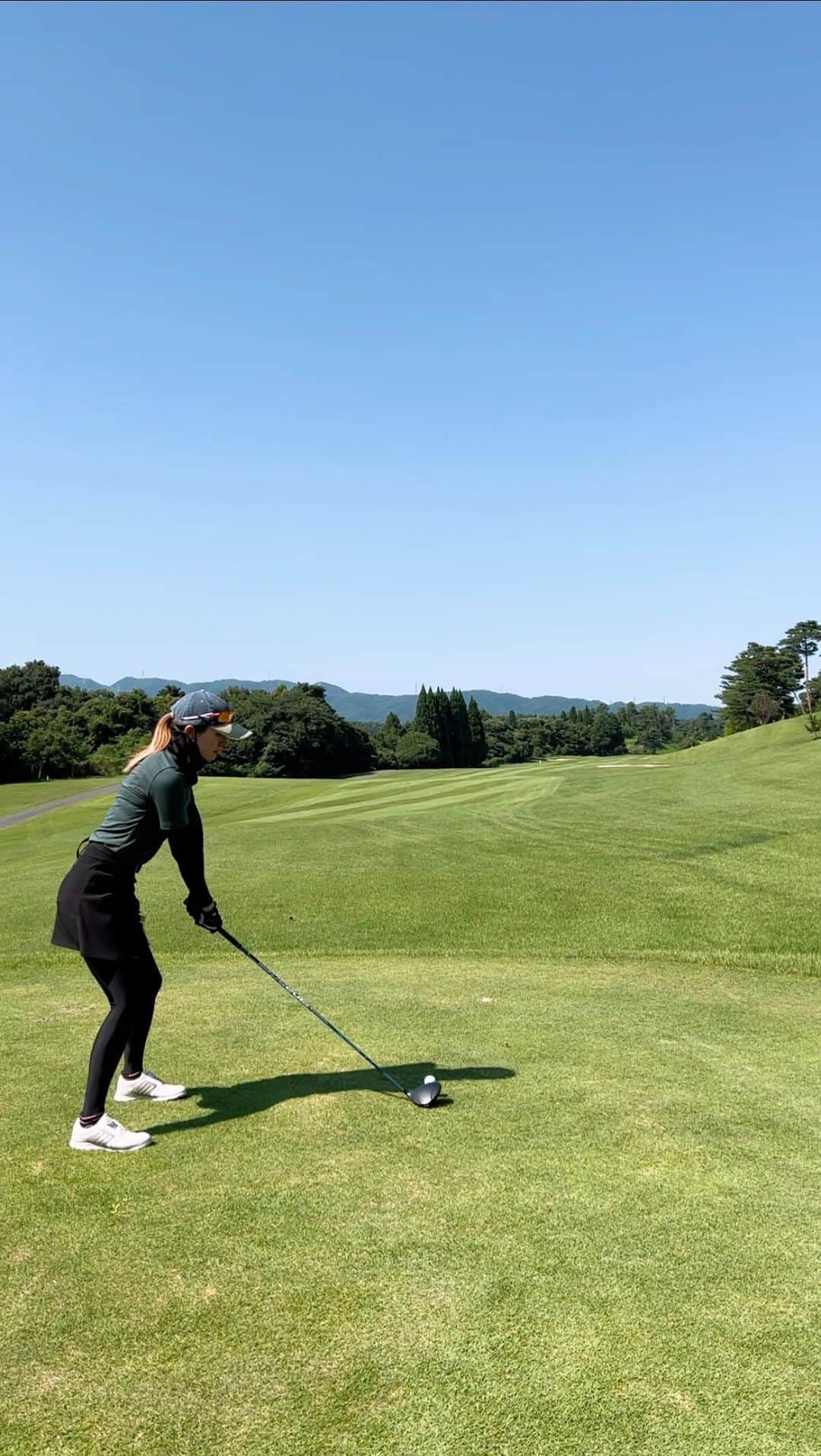 中田有美のインスタグラム：「練習場とスイング違いすぎ😂  上手く当たってくれとるけど、 OBしたくない！って 思い過ぎとるんやろぉな🤣  次はスコア気にせず 振りにいこうかな🤔  #ゴルフスイング動画 #ドライバーショット動画  #三重ゴルフ女子」