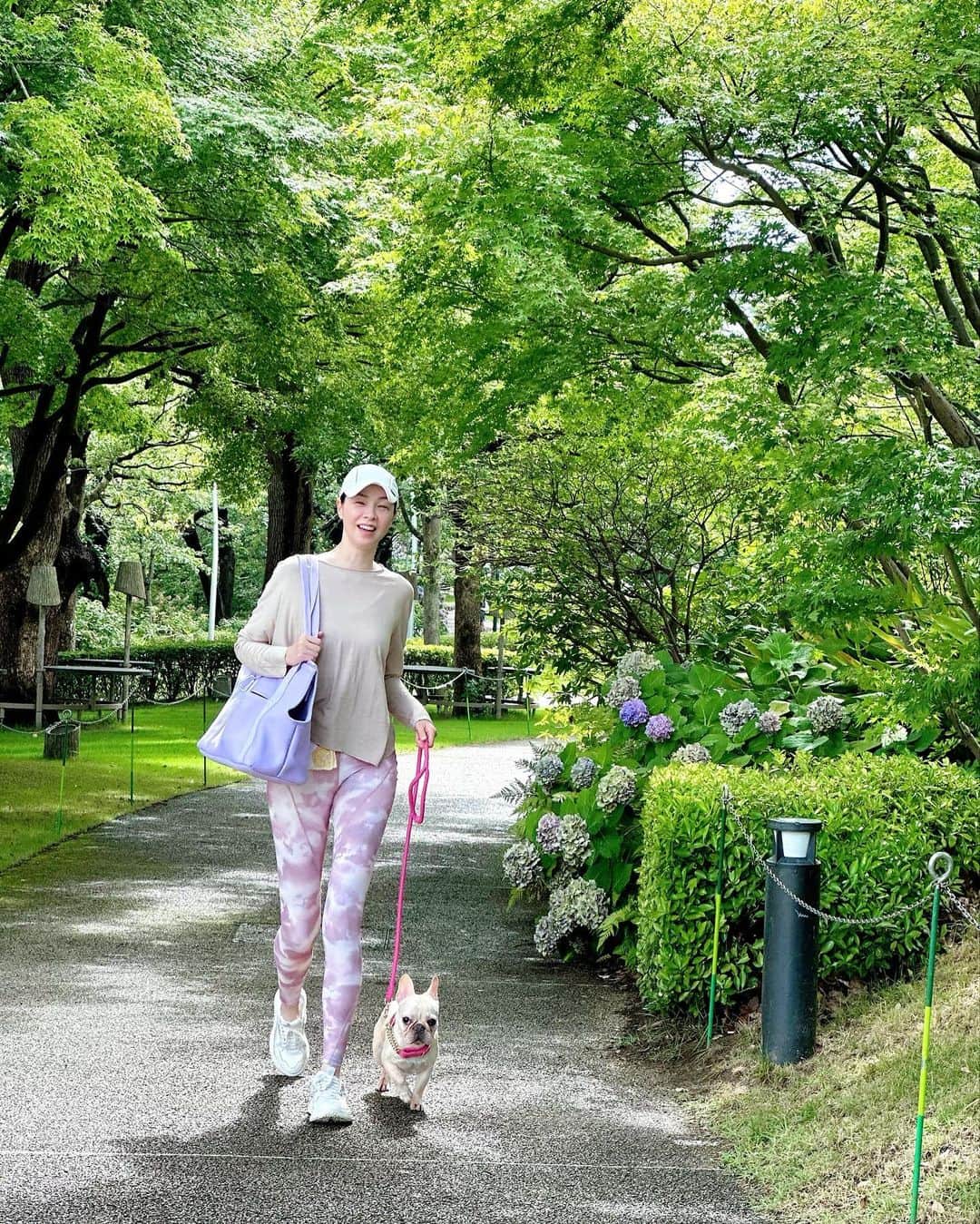 川原亜矢子のインスタグラム：「愛犬ヨジンヨと朝散歩 #tokyo #doglife #morning #frenchbulldog #散歩 #フレンチブルドッグ #フレブル #artisanartistcosme」