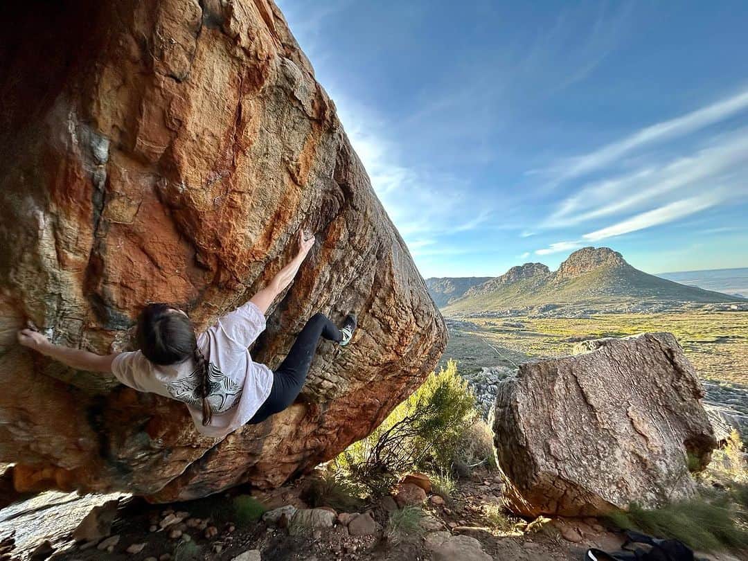 ペイジー・クラッセンのインスタグラム：「Baby jet lag hits hard, but at least my arms are long enough to make average sized boulders look small. + fashion assist by @antigrav.wtf.   📸 @arjandekock at The Fortress  @lasportivana @physivantage @maximropes」