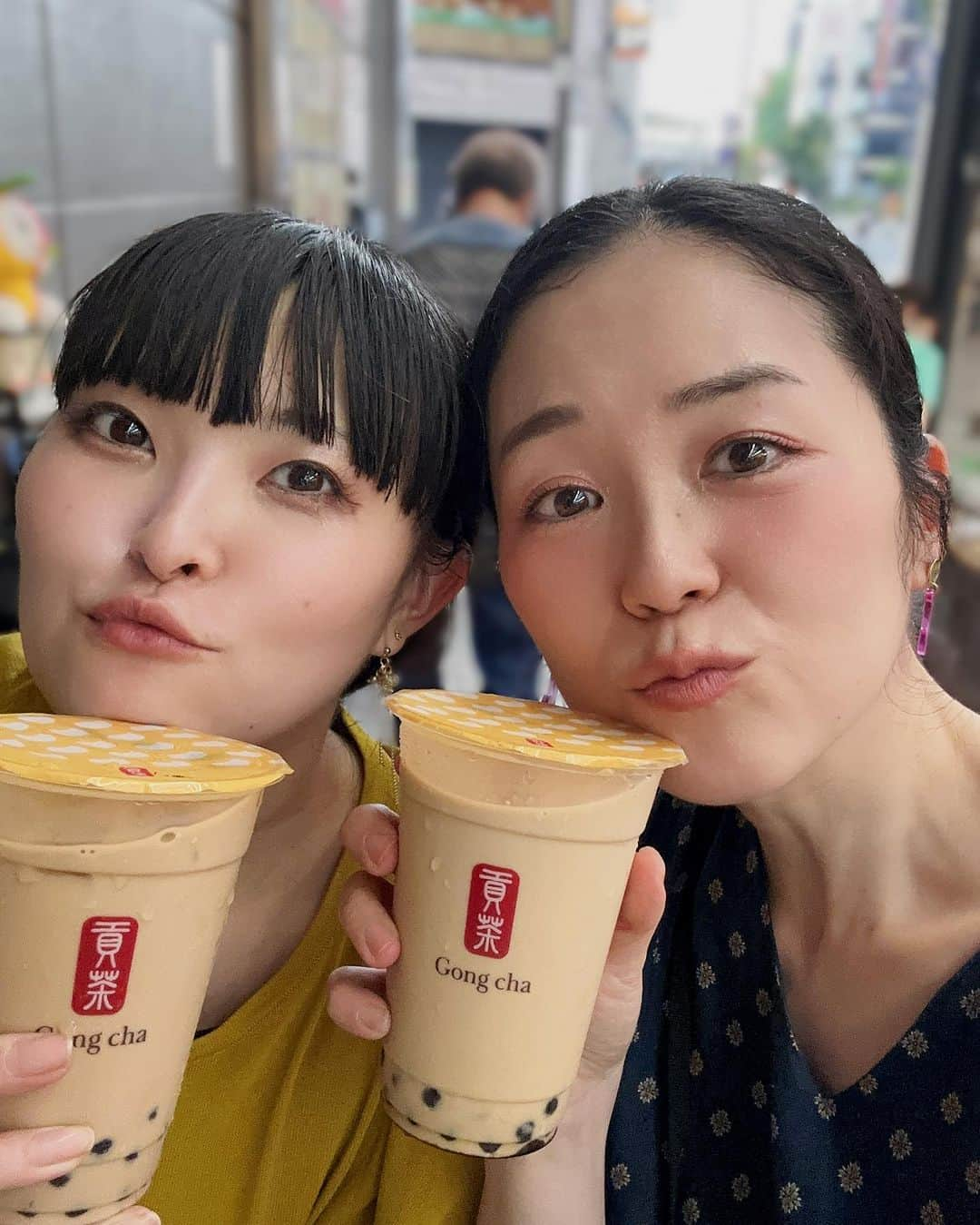 上野まなのインスタグラム：「😋💝  #差し入れ #差し入れシリーズ  #gongcha  #黒糖烏龍タピオカミルクティー  #初めて飲みました #めちゃ美味しかった #ringo  #アップルパイ🍎  #はずれなしの美味しさ  #スヌーピー #スヌーピー大好き #snoopy #羽田 #hnd #ありがとうございます😍 #嬉しい💖 #上野まな #金田一茉弥  はすみちゃんとは久しぶりに会えました！ 楽しいライブでした♡」