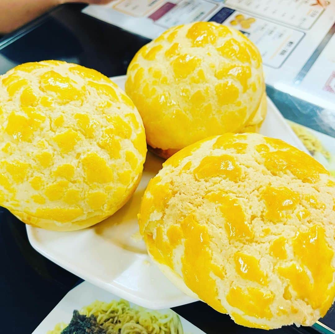 水谷さるころのインスタグラム：「香港贊記茶餐廳🇭🇰また焼きたて菠蘿油を食べてしまった…🤤　なんと今なら15％オフですってよ！！（現金のみ）」