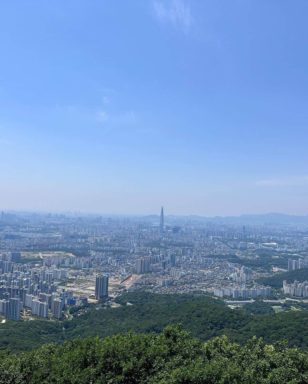 チョア さんのインスタグラム写真 - (チョア Instagram)「적당한 따듯함과 미세먼지 맑음으로  오빠랑 매일같이 집밖을 나가 자연을 만끽했던 지난 6월🌿🌳  폭염과 장마의 시작으로 덕분에 더 소중해진 시간들☺️」7月6日 18時12分 - minjinchoa