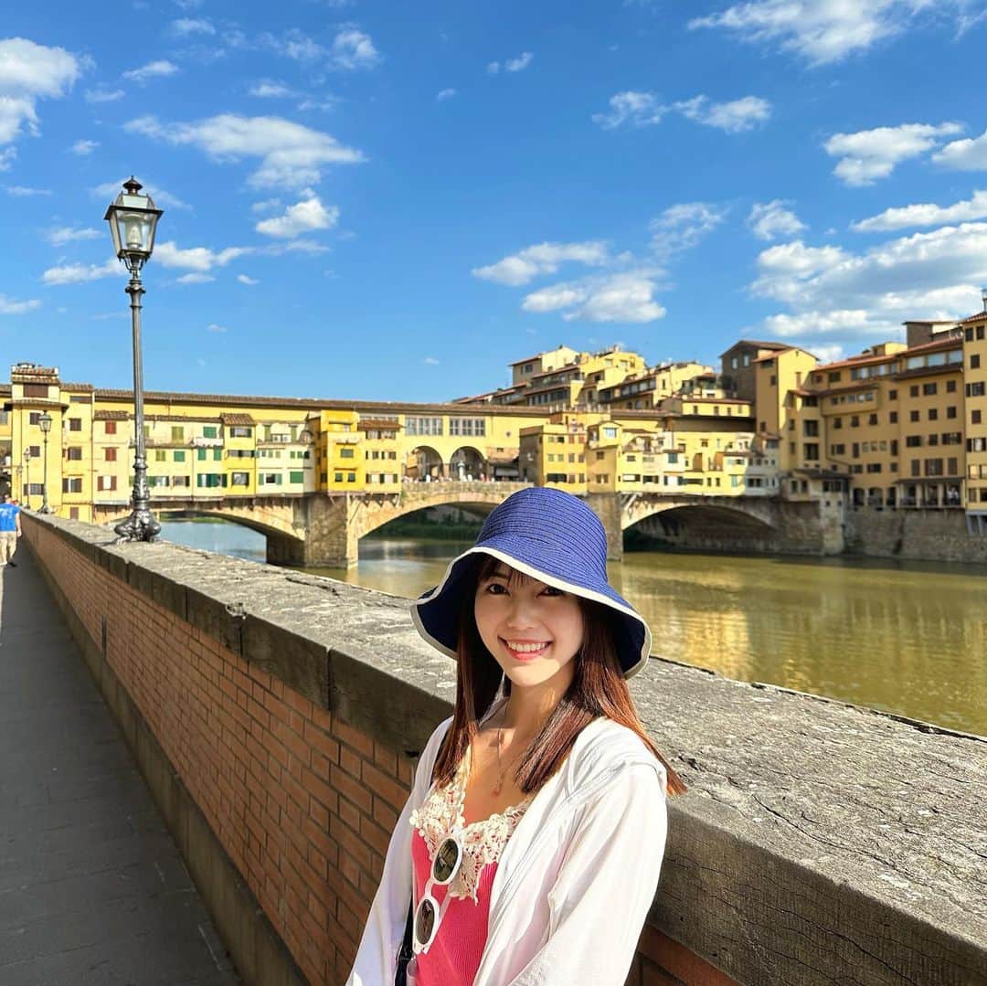 川又智菜美のインスタグラム：「フィレンツェ🧳【イタリア旅行記】 ⁡ 芸術の街と呼ばれるフィレンツェ✨ ⁡ とーっても楽しみにしていたのですが 夕方に到着し、その日の夜から体調を崩してしまい （ストーリーズにはのっけてましたが😂） 次の日はホテルでゆっくりして その次の日のお昼にはもうフィレンツェを 出発しなくてはいけなかったのであんまり堪能できずで残念でした😭 ⁡ 時間がない中でもドゥオーモやヴェッキオ橋など 近場で行ける限りは観光して、 見たかった皮の学校のショップにもいけたので良かった🫶 ⁡ 今回行きたくても行く時間のなかったところは またいつかイタリアに行けた日にとっておこうと ポジティブに考えることにしました☺️ ⁡ それにしても海外で体調が悪くなることは 非常に心細いことなのだなと😧 幸い私はお医者さんにかかることもなく もってきていた胃薬のみで良くなっていったのですが もっと体調が悪化していたらと思うとゾッとします😭 ⁡ 本当に体調第一だなぁと思った日でした💦 ここからローマに移動したので またローマの投稿もしたいと思います🇮🇹 ⁡ Wi-Fiの繋がりが気まぐれみたいで イタリア投稿たちがあまり写真がちゃんと のっけられてなかったことにショック🥲 こちらはうまく投稿できていますように🙏 ⁡ Ciao👋 ⁡ #イタリア #フィレンツェ #芸術の街 #海外旅行」
