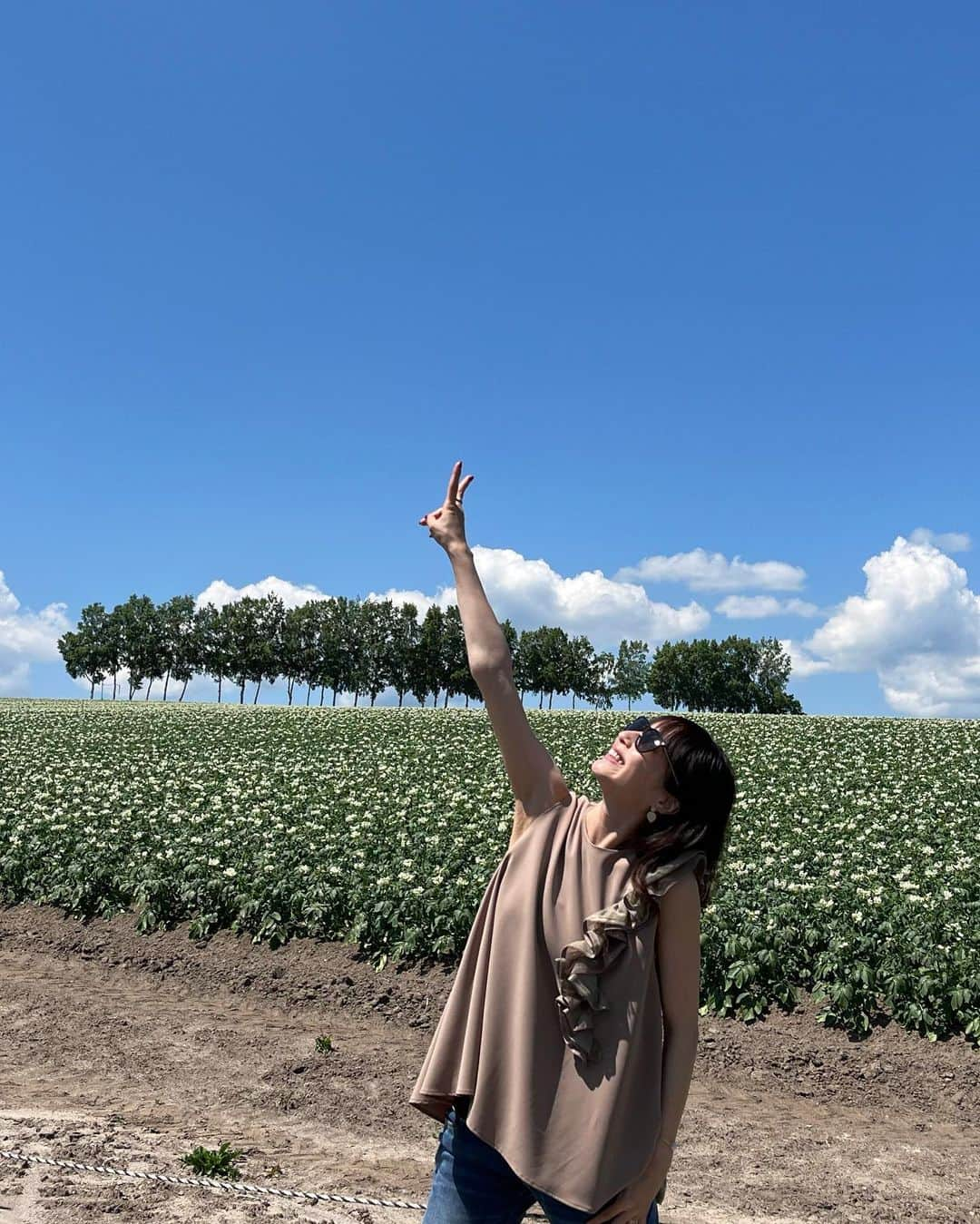 遥羽ららさんのインスタグラム写真 - (遥羽ららInstagram)「.  あ、あ、暑いですね🫠☀️  北海道 思い出投稿 part1🐮🐐  涼しいかな〜と思っていったら 北海道も連日30度越え…☀️ 溶けるように暑かったです🫠  広くて優雅で木々と空がどこまでも広がっていて🌳 いつも見てる空と同じはずなのに とっても大きく感じて☁️ 牛やヤギも自由にお散歩🐮🐐 癒しでした♡  #北海道 #美瑛 #ラベンダー #四季彩の丘  #パッチワークの路 #セブンスターの木  #ケンとメリーの木 #クリスマスツリーの木 #ジェットコースターの路  #美瑛放牧酪農場  #フェルムラテール」7月6日 18時13分 - rara_haruha