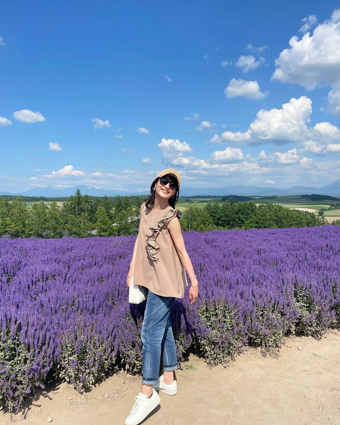 遥羽ららさんのインスタグラム写真 - (遥羽ららInstagram)「.  あ、あ、暑いですね🫠☀️  北海道 思い出投稿 part1🐮🐐  涼しいかな〜と思っていったら 北海道も連日30度越え…☀️ 溶けるように暑かったです🫠  広くて優雅で木々と空がどこまでも広がっていて🌳 いつも見てる空と同じはずなのに とっても大きく感じて☁️ 牛やヤギも自由にお散歩🐮🐐 癒しでした♡  #北海道 #美瑛 #ラベンダー #四季彩の丘  #パッチワークの路 #セブンスターの木  #ケンとメリーの木 #クリスマスツリーの木 #ジェットコースターの路  #美瑛放牧酪農場  #フェルムラテール」7月6日 18時13分 - rara_haruha