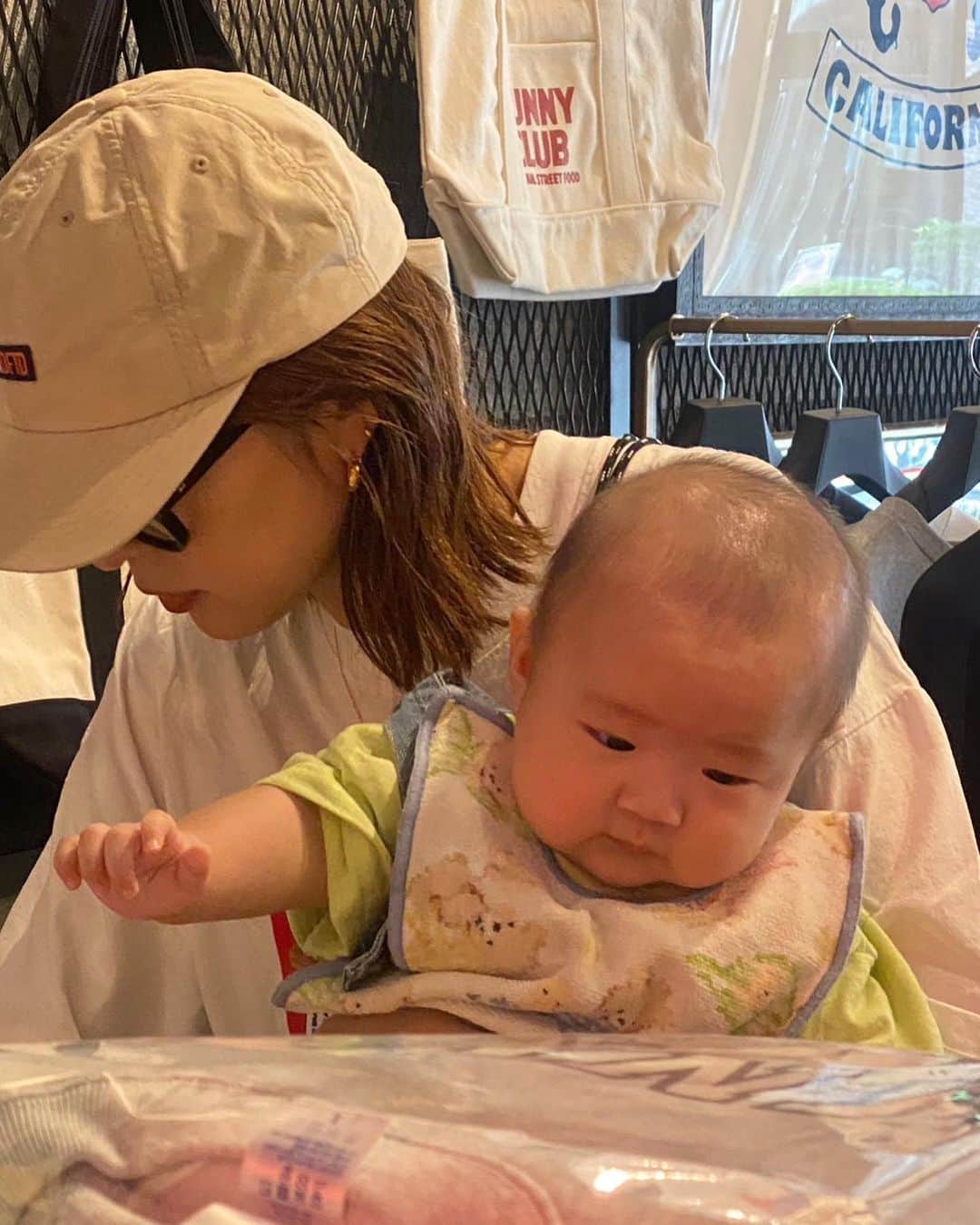 木村沙織さんのインスタグラム写真 - (木村沙織Instagram)「. 今日はやる事あって坊ちゃんと出社🧃 ( やる事なくてもよくいるけどw ) . 何をそんなに凝視していたのだろう😗💭 . そして保冷剤代わりに買う蒟蒻畑がたまっていくね〜🍇🧊」7月6日 18時14分 - saoriiiii819