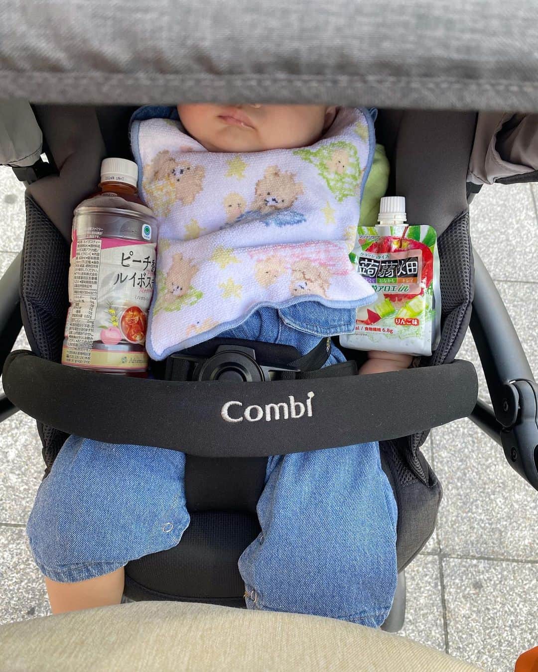 木村沙織さんのインスタグラム写真 - (木村沙織Instagram)「. 今日はやる事あって坊ちゃんと出社🧃 ( やる事なくてもよくいるけどw ) . 何をそんなに凝視していたのだろう😗💭 . そして保冷剤代わりに買う蒟蒻畑がたまっていくね〜🍇🧊」7月6日 18時14分 - saoriiiii819