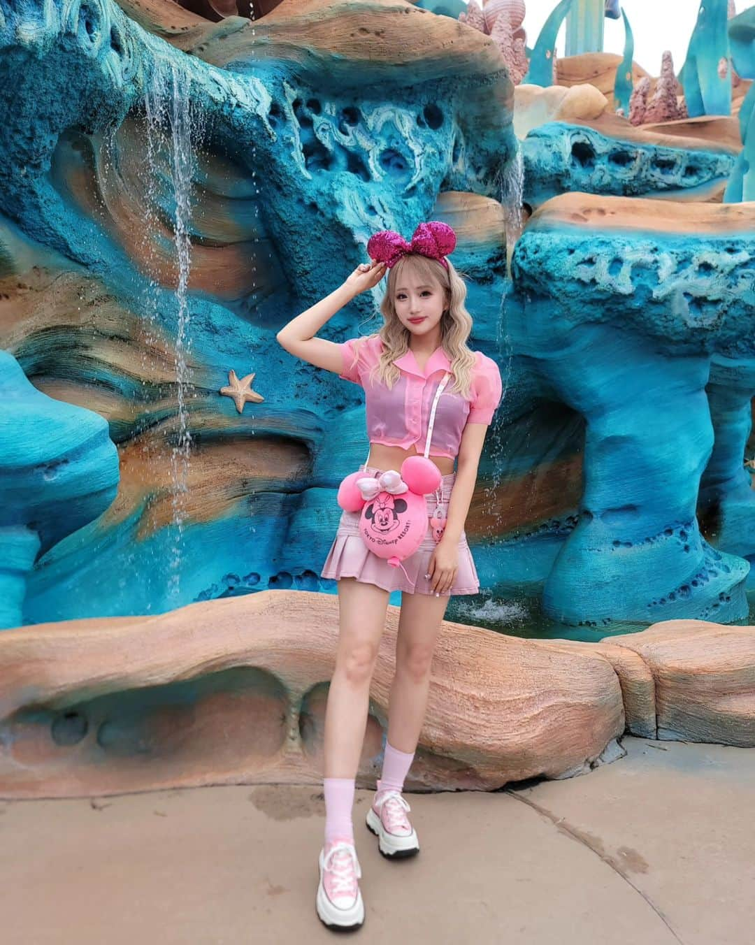 黛実希さんのインスタグラム写真 - (黛実希Instagram)「Pink Disney💗🍑🧜‍♀🐚🎀💕 @tokyodisneyresort_official  この日もしっかり夜まで乗り物乗りまくって満喫しました🎢  やっぱりシーはタワテラ、ソアリン、インディが好きだなぁ🎶 シーグルメは圧倒的にヴォルケイニア🇨🇳 あとは餃子ドッグ🥟みたらしチュロス🍡 カリプソキッチンのクラムチャウダー＆ポテト🍟  真夏のディズニーはキャンディなので(←は？)溶けちゃうから9月までおあずけ‥🥲🍭🍬 次はDハロですな🎃💗  #ディズニーシー#ディズニーシーコーデ#ディズニーシーグルメ#マーメイドラグーン#ピンク大好き#ピンクコーデ#ディズニー好きな人と繋がりたい#disneysea#tokyodisneysea#디즈니씨#ディズニーカチューシャ#ディズニーグッズ#도쿄디즈니씨」7月6日 18時15分 - candymiiiki