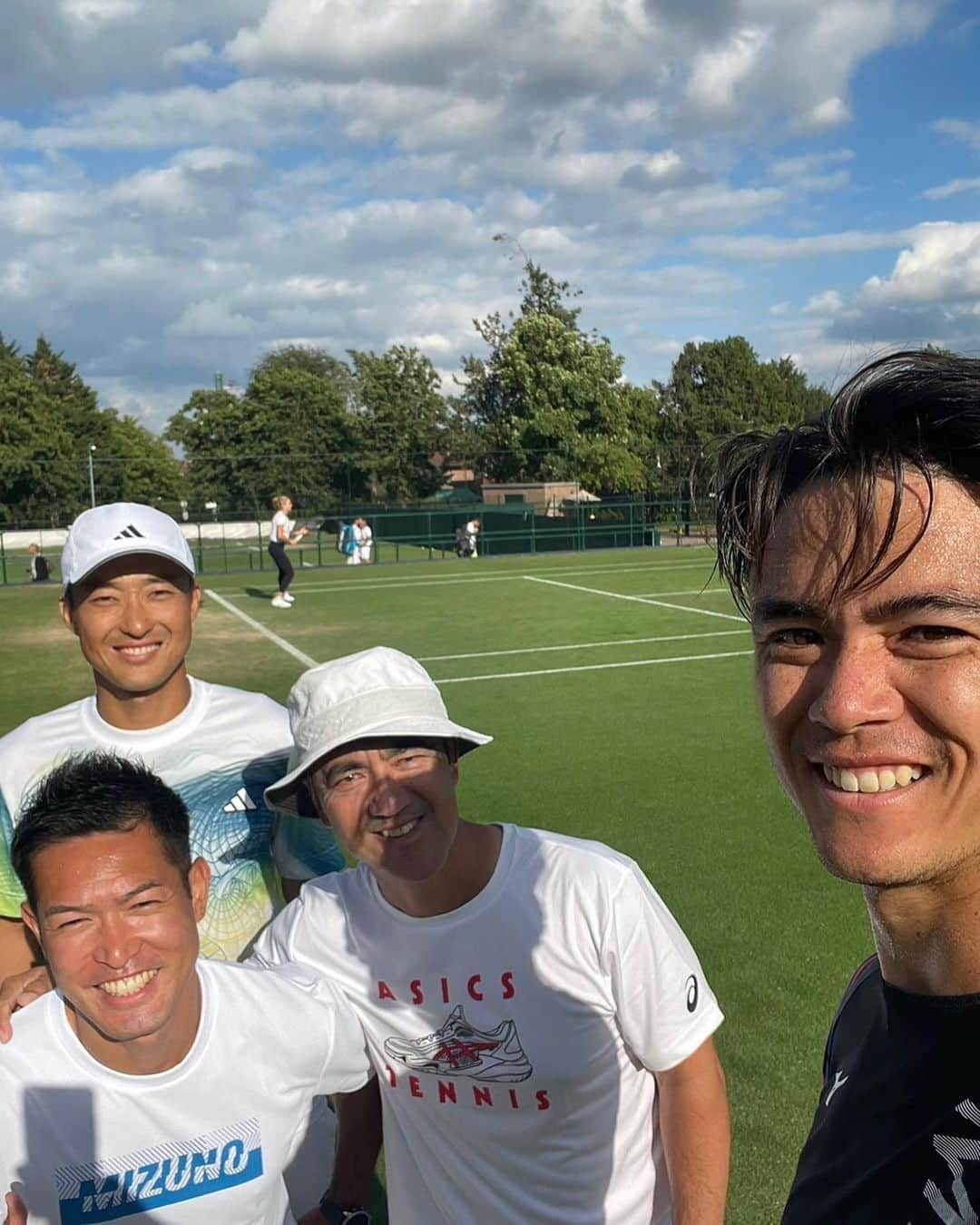 ダニエル太郎さんのインスタグラム写真 - (ダニエル太郎Instagram)「Gave a great battle but came short in the 5th set. It has been a very long wait with the rain last 2 days and feeling a bit down but will be taking positives from these grass tournaments ☘️ thanks to everyone for the support and also to all the fans who have patiently waited in the rain 🌧️  昨日は挽回してもうちょっとの所まで行きましたが惜しくも負けました。とても長い2日間でした。悔しいけど次に向けてポジティブな気持ちを持っていきたいと思います。応援ありがとうございました！雨でずっと外で待ってくれていたテニスのファン達お疲れ様です🌧️！」7月6日 18時15分 - tarodaniel