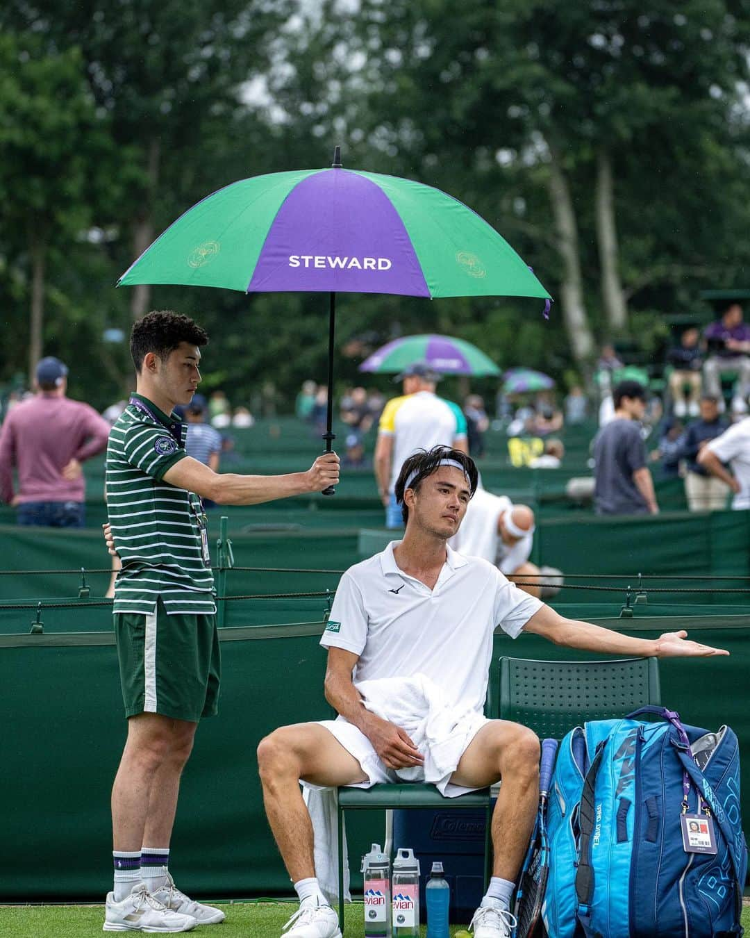 ダニエル太郎のインスタグラム：「Gave a great battle but came short in the 5th set. It has been a very long wait with the rain last 2 days and feeling a bit down but will be taking positives from these grass tournaments ☘️ thanks to everyone for the support and also to all the fans who have patiently waited in the rain 🌧️  昨日は挽回してもうちょっとの所まで行きましたが惜しくも負けました。とても長い2日間でした。悔しいけど次に向けてポジティブな気持ちを持っていきたいと思います。応援ありがとうございました！雨でずっと外で待ってくれていたテニスのファン達お疲れ様です🌧️！」