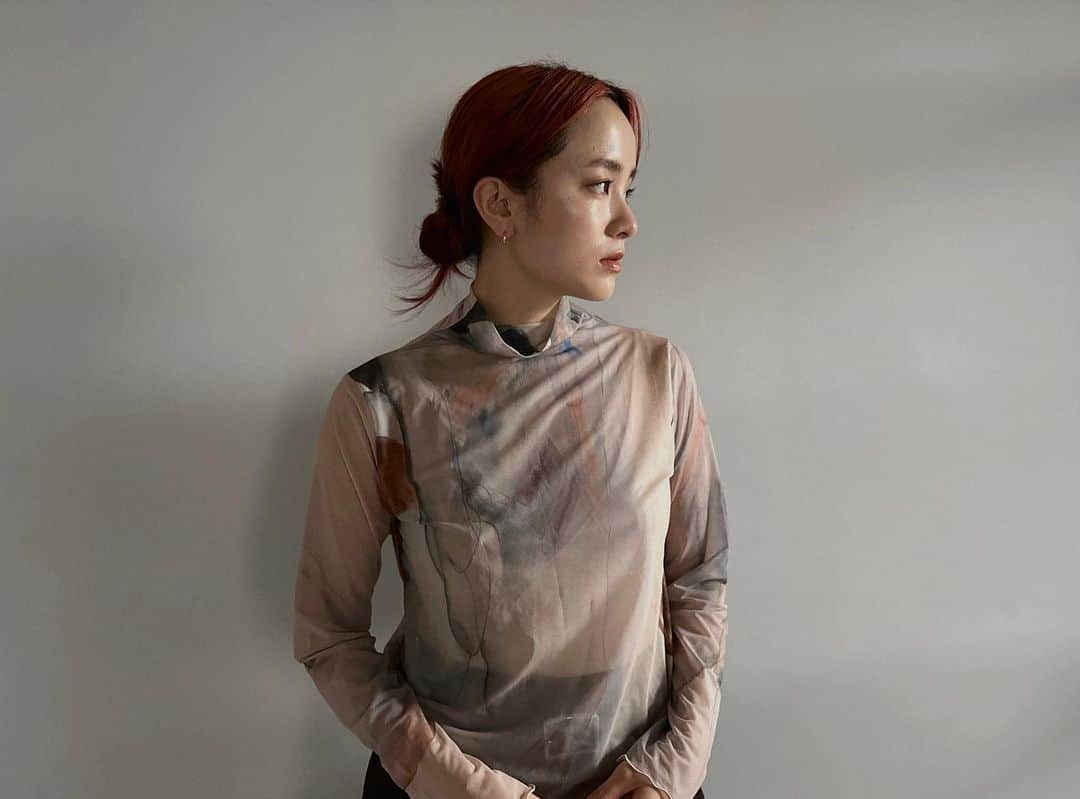 のインスタグラム：「@sahara_japon のシアートップス。ブラックを持っていて今回はヌーディーなカラーにした。軽くてつるつるで着心地も良い、大好きなトップスです🦜🍞」