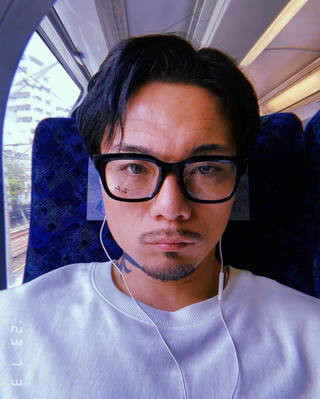 JOYSTICKKのインスタグラム：「. 投稿って意識しないと忘れるね ここ3週間くらいのワタシです🧑🏻‍🦲  10時間ほぼぶっ通しのTATTOOは脳天にきた 終盤白目 感謝」
