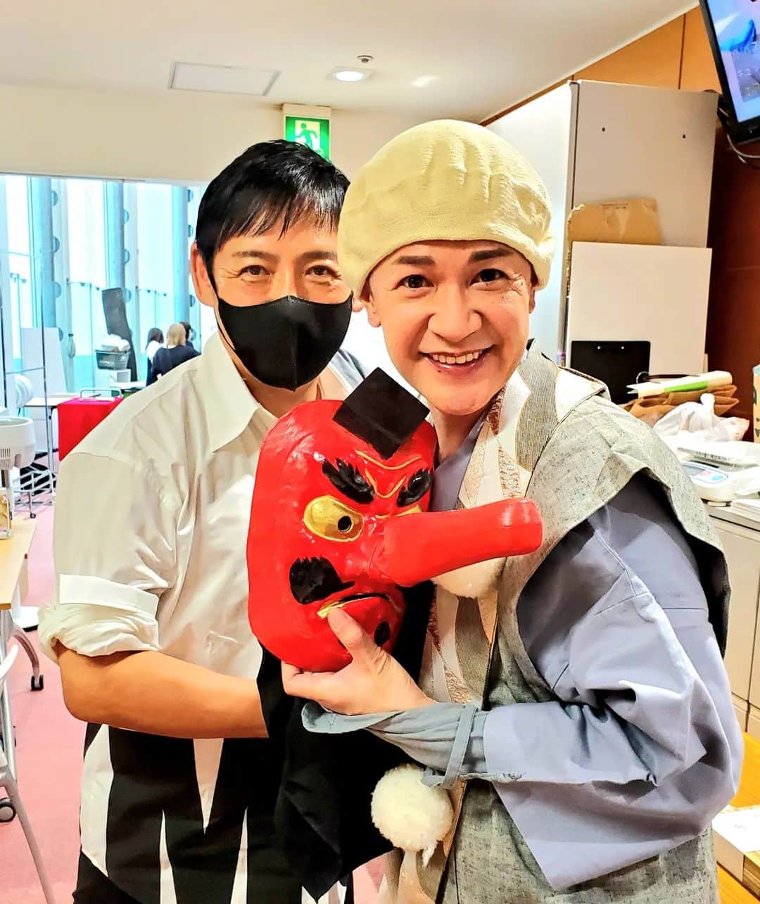 山咲トオルさんのインスタグラム写真 - (山咲トオルInstagram)「フジテレビさんの「ぽかぽか」生放送。  偶然ご覧頂けたフォロワーさんは、いらっしゃるかしら(？)  私が出演させて頂けるコーナーが。 『あの頃わたし天狗でした』  ☆天狗の中身は、だ～れだ？☆  でしたので、告知が出来なかったのよ。 (TVer見逃し配信があるらしいわ)  で、生放送中。 スタンバイルームにて。 ゲストの君島十和子さん、君島憂樹さんのヘアメイクを担当なさる。  画像２。 ヘアメイクアップアーティストの。 黒田啓蔵さんとバッタリ。  私を妹の様に可愛がって下さる黒田さんなのですが。 現場で私の「バラエティー魂」天狗ファッションに、笑いのツボがガチで押され。  終始、爆笑をこらえてらっしゃった所をパチリ。  番組としても楽しい生放送となり、ほっとしている私よ。  #黒田啓蔵 さん @kurodakeizo   #山咲トオル #toruyamazaki」7月6日 18時17分 - yamazakitoru_official