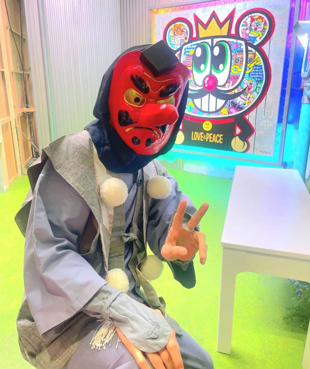 山咲トオルのインスタグラム：「フジテレビさんの「ぽかぽか」生放送。  偶然ご覧頂けたフォロワーさんは、いらっしゃるかしら(？)  私が出演させて頂けるコーナーが。 『あの頃わたし天狗でした』  ☆天狗の中身は、だ～れだ？☆  でしたので、告知が出来なかったのよ。 (TVer見逃し配信があるらしいわ)  で、生放送中。 スタンバイルームにて。 ゲストの君島十和子さん、君島憂樹さんのヘアメイクを担当なさる。  画像２。 ヘアメイクアップアーティストの。 黒田啓蔵さんとバッタリ。  私を妹の様に可愛がって下さる黒田さんなのですが。 現場で私の「バラエティー魂」天狗ファッションに、笑いのツボがガチで押され。  終始、爆笑をこらえてらっしゃった所をパチリ。  番組としても楽しい生放送となり、ほっとしている私よ。  #黒田啓蔵 さん @kurodakeizo   #山咲トオル #toruyamazaki」