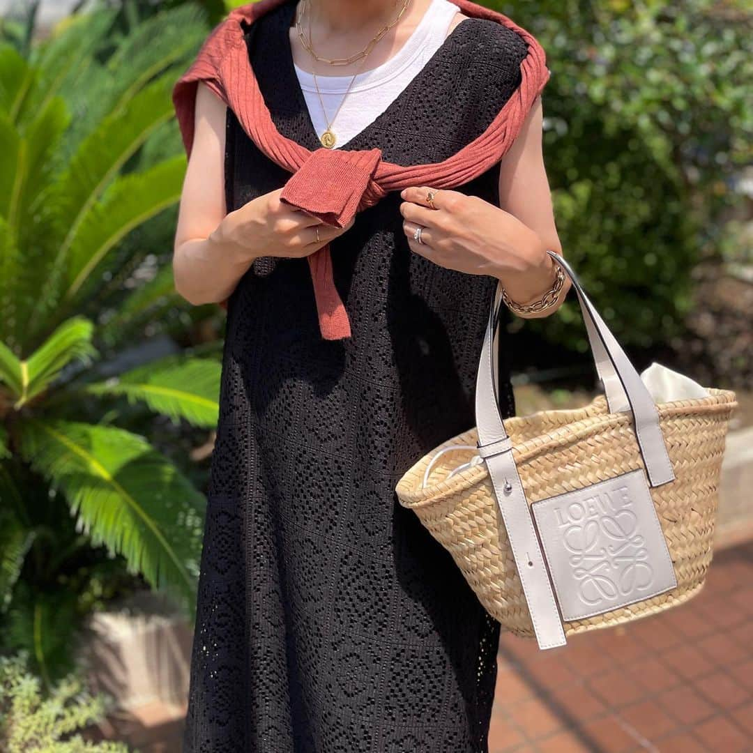 emi0830emiさんのインスタグラム写真 - (emi0830emiInstagram)「2023.7.6 先日の服🤳 総レースが可愛いジャンパースカート♡ 意外とゆったりめなサイズ感で着心地は楽なのに、長めIラインシルエットで華奢見えするからおすすめ😙🫶🏻 Vネックとクルーネックの前後2wayだけど、私はVを前にしてインナーとのレイヤードを見せる着方が好き🥰  明日は七夕ですね🎋✨  息子が幼稚園の頃、彼は幼稚園に飾る短冊に 『大好きなジンベイザメになりたい』と書いてもらっていました。  それから6年…娘の幼稚園の短冊には 『パウパトロールのスカイになりたい』と。  スカイって、犬🐶💖なんですよ☺️💬  兄妹揃って人間以外を目指すタイプ😇💫ぇ  dress #classicalelf @classicalelf_official  tank top #coca @coca_official_store  cardigan #unitedarrows @unitedarrows_official  bag #loewe @loewe  shoes #nikeairrift @nike   @emi0830emi  * * * * * * * * * * * * * * * * * #きれいめカジュアル#大人カジュアル#オトナカジュアル#大人コーデ#大人ファッション#高身長コーデ#モノクロコーデ#大人可愛い#クラシカルエルフ#エルフコーデ#ロエベ#タイアップ#ナイキ#エアリフト#ワンピース#ワンピースコーデ#かごバッグ#ジャンパースカート」7月6日 18時19分 - emi0830emi