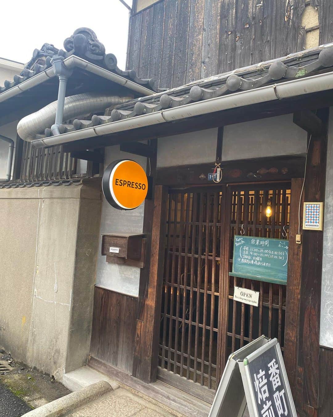 姫乃たまさんのインスタグラム写真 - (姫乃たまInstagram)「岡山県で一番好きな喫茶店「公園ベンチ」。  お店に入ると見たことのない白っぽい珈琲豆が並んでいて、オーダーしてから焙煎してもらえます。  岡山へは京都に滞在した後に行くことが多いのだけど、移動でへとへとになってても足を運んじゃう喫茶店です。  岡山にはほかにも素敵な喫茶店がたくさんあるんだけど、古民家を改装した店内で、季節によって変わっていくお庭を眺めながらサンドイッチと珈琲をいただくと心安らぎます。  ネパールから直接買い付けに行っている珈琲豆もあって、遠くの見たことのない国に想いを馳せながら静かな一杯が楽しめます。好きな時間。  #姫乃たま  #koenbench  #公園ベンチ  #岡山県  #小松菜のサンドイッチ 珍しい！」7月6日 18時20分 - himenotama_official