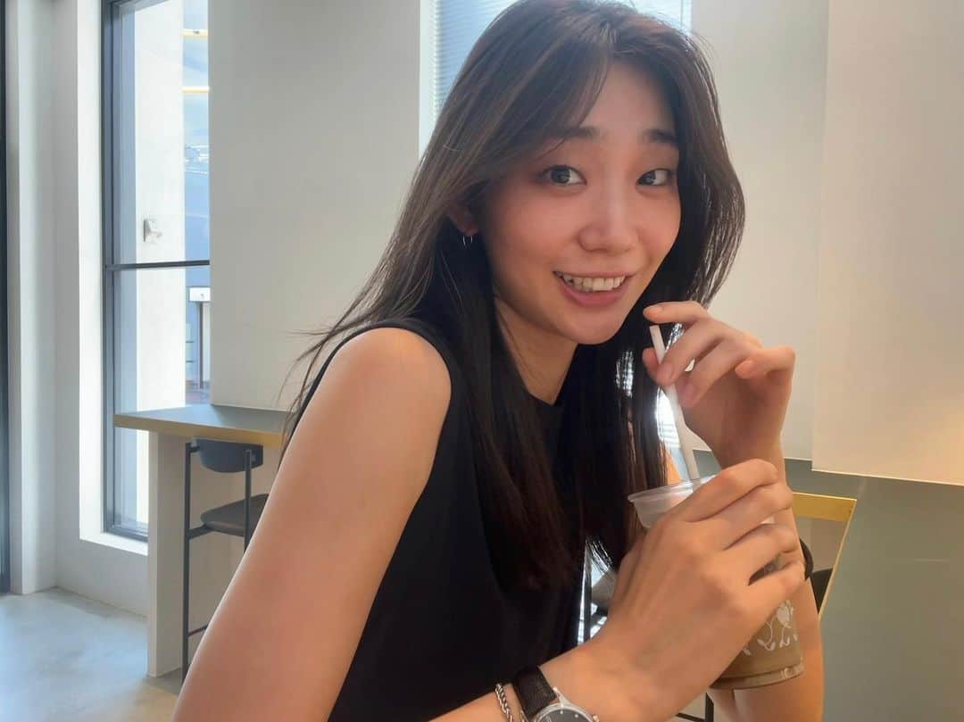 江原杏樹のインスタグラム：「カフェでの写真がいちばん恥ずかしい 3枚目は上手におすまし顔😎🖤」