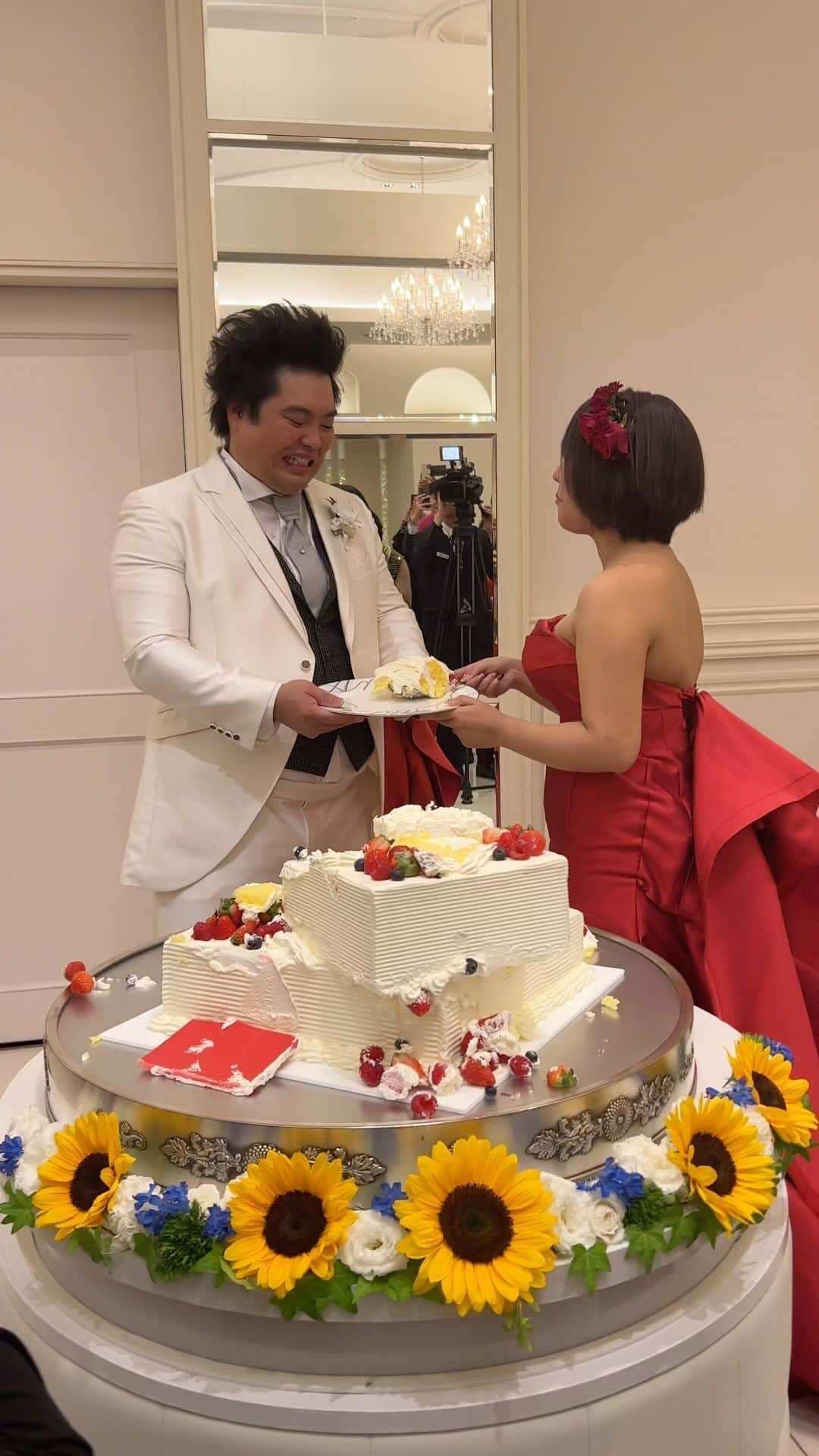 ぷりん将軍のインスタグラム：「ケーキ入刀🎂　#へずまの結婚式 #ぷりん将軍」