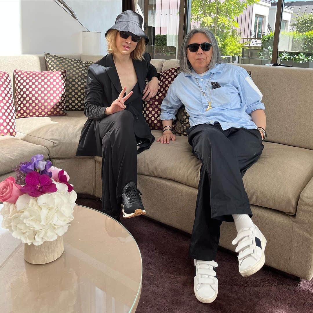 藤原ヒロシのインスタグラム：「パリで偶然、久しぶり。同世代と言わせてもらっていいのかな。」