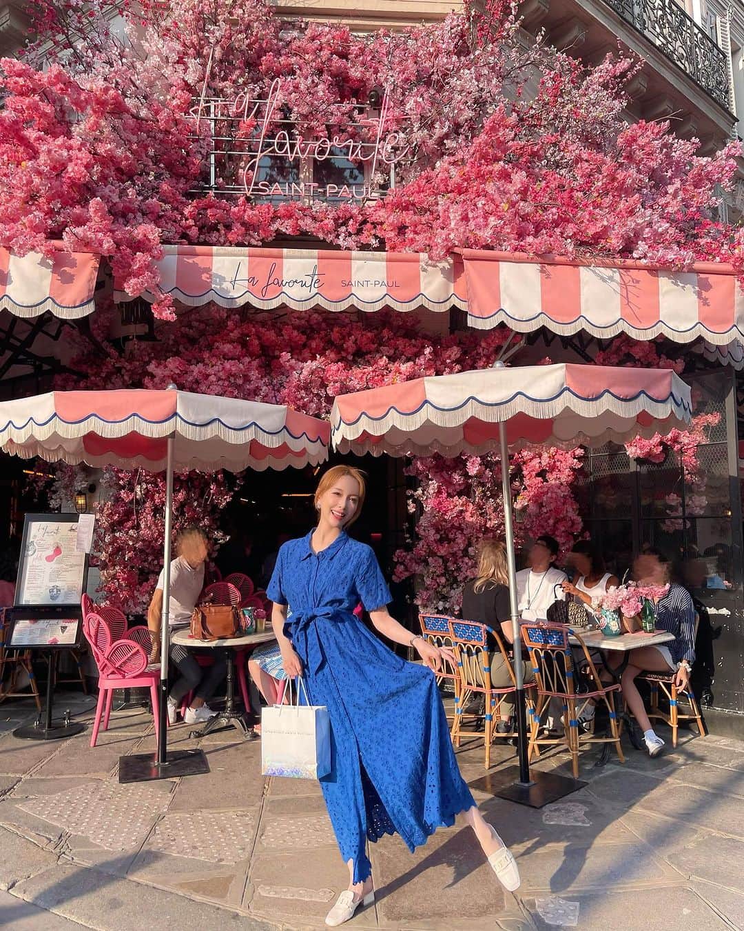 瀬戸早妃のインスタグラム：「フランス、Paris。目が合えば微笑みかけてくれたり、困っていたら手を差し伸べてくれたり、助け合ったり、そんな優しい場所でした🇫🇷  現地に行って体験してみないとわからないことって沢山🌸   実生活でもSNSでも、偏見や先入観、同調圧力のように、周りに合わせなきゃと流されることなく、実際に自分が目にしたり触れたりしたことを、大切にし、信じていきたいと強く感じました☺️✨  好きな人を大好きに、大切な人をもっと大切に、そんな風に生きていきたいです✨  #paris #france #🇫🇷」