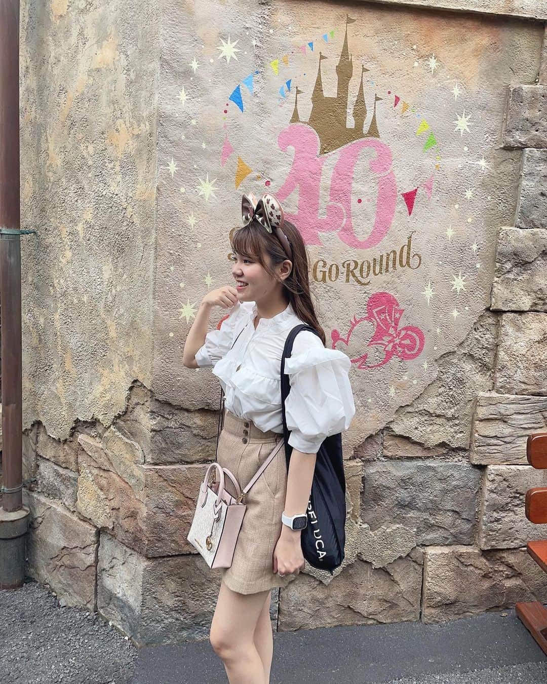 堀優衣のインスタグラム：「初40周年！！ シーへ友達と行ってきたー🌈 パーク内盛り上がってた〜  この日はとにかく風と雨が大変な一日だった。 せっかく髪巻いたのに、秒で取れた。  そして計画性が無さすぎるワイ、傘忘れちゃって現地で買ったんけど、、、 早速使おうと傘広げた瞬間、ポキッて傘の骨が折れて、、 ダメ元で買った店舗に行ったら、新しい物と交換してくれた（ ; ; ） この日は運がなくて、思い通りに動けなかったから悔しくて少し落ち込んだけど、神対応で心がほっこりした。キャストさんに大感謝。  ソアリンは何度乗っても泣けるし(プレショーから泣いてた)、ビリーヴでもしっかり泣いた(風と雨のため花火がないバージョン)  トイマニ名人になりたくて、トイマニは2回乗った。(まだまだだな)  今度はランドへいきたい🐭」