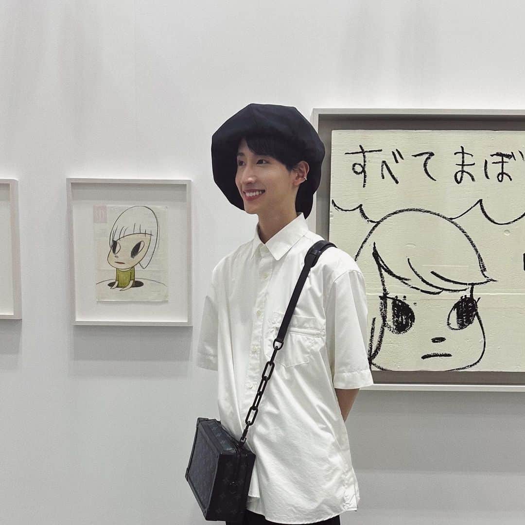 緒形りょうのインスタグラム：「国際アートフェア東京現代にひと足先に行ってまいりました🫶🏻💐  どの作品の個性があって見てて感動したし、やっぱりアート大好き！！  父、緒形直人の必死にアートを堪能している姿をご覧ください🎨  #東京現代」