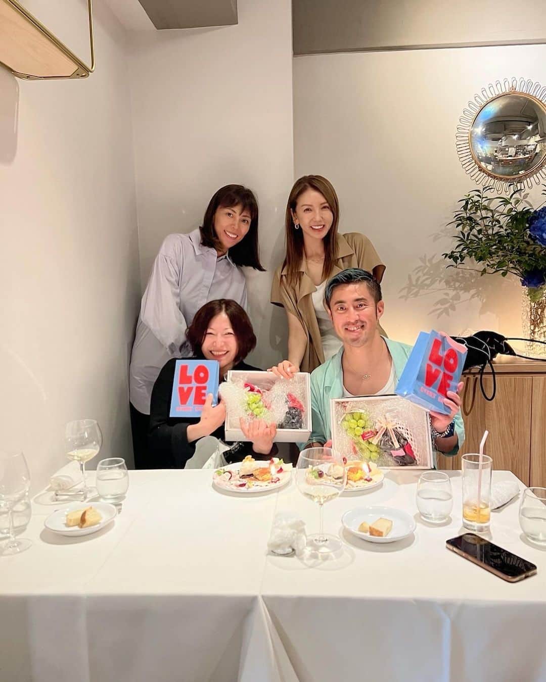小林 ディスカスのインスタグラム：「先日は、 「美香」姉🌹と、 @mikaofficial99  「永田さん」に🌹 @k.k.nagata   スタイリスト 「小原優子」氏🌹 @obacchiy  と、共に誕生日を祝って頂きましたっ！！ 👱🏽‍♂️🎂🎂🎂🙏🏽  みんな15年以上の付き合いっ！！  こんなに長くお付き合い頂いている事だけでも感謝なのに、 いつも気に掛けて頂き、 絶対に頭が上がらない…。  この1年も、 進化出来る様に精進しますっ！ 👱🏽‍♂️🩵🩵🩵💪🏽  #tokyo #japan #fashion #beauty #東京ライフ #love #friends」