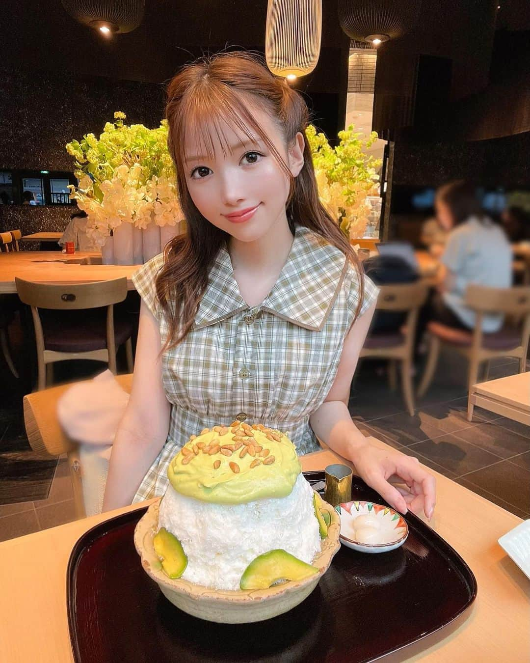 八鍬里美のインスタグラム：「今年も大好きなかき氷を食べに🙋‍♀️🍧 アボカドクリームたっぷりの「和ぼかど」😳 どんな味かなぁーチャレンジだったけどとってもクリーミーで甘じょっぱいみたらし蜜と相性ばっちりでした🥑 見た目のインパクトがすごい😂🙌  #かき氷#厨くろぎ#厨菓子くろぎ#アボカドかき氷#かき氷巡り#かきごおりすと#ミシェルマカロン#michellmacaron」