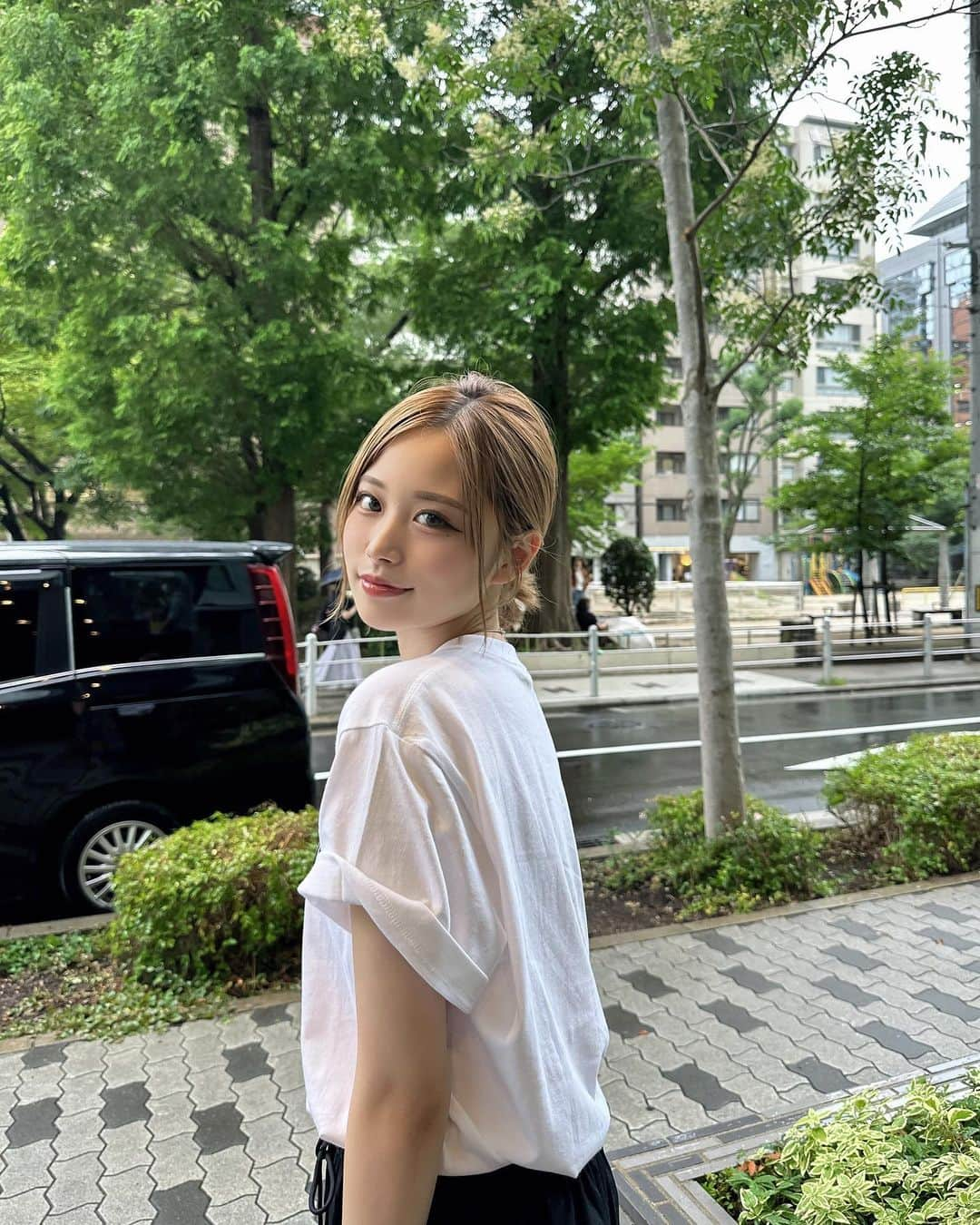 erinaさんのインスタグラム写真 - (erinaInstagram)「昨日雨やったからシンプルラフコーデ🖤 雨やのにジメジメして汗止まらん💧  パンツ @gu_for_all_ のカーゴパンツ なんでも合わせやすいからおすすめっ  トップスは @angie_vintage_official で ZOZOTOWNでクーポン配布してるよ🫶🏻   #angie  #angie_vintage  #angie_ootd」7月6日 18時35分 - e___rrina