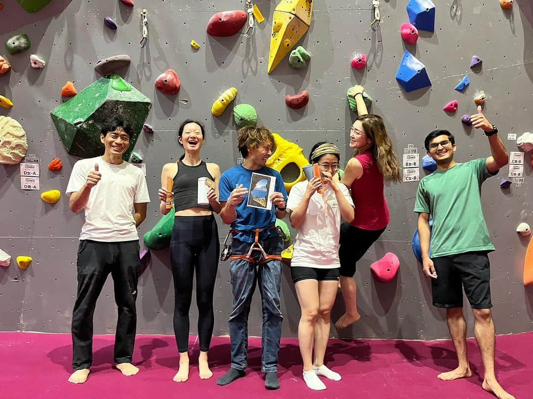 伊東秀和さんのインスタグラム写真 - (伊東秀和Instagram)「@climbinggym_rocklands  レッスンに通ってくれていた生徒と、半年間でお別れの時が来ました。 スウェーデンとフィンランドに帰国する2人。 とても国際的なクラスで教えるのも、とても新鮮でした。毎回笑いも多くて楽しかった✨✨✨ 短期間でしたが、自分の身体をコントロールして育てていく感覚や、トレーニングの楽しみ方とか。またずっと活かしてくれたら嬉しいなぁ。 みんなで飲んだ時に、来年の10月カリムノスで集合しようという話が出て、昨日のラストレッスンで、2人からカリムノスの写真入りの2024年のスケジュール帳＆レーザーポインタープレゼント🎁 驚いた〜嬉しい🥲 最後、みんなで寂しさは感じだけど、来年の10月を楽しみに、今から調整していけたらと思います。 2024年10月カリムノスのクライミングツアーは決定です💫🔥😁 @raffinee_orientalbio  @a_climbing_jp  @mammut_japan  @camp1889outdoor  #climbing  #climbinglife  #climbingworldwide  #climbingtrip  #ヒデスク  #出会いと別れ  #涙  #寂しいね  #ありがとうね  #また来年集合しよう」7月6日 18時37分 - hide9a2019