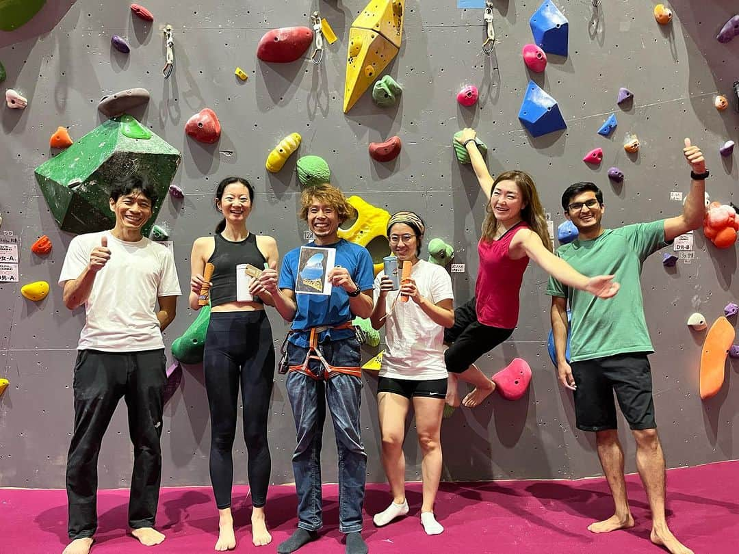 伊東秀和さんのインスタグラム写真 - (伊東秀和Instagram)「@climbinggym_rocklands  レッスンに通ってくれていた生徒と、半年間でお別れの時が来ました。 スウェーデンとフィンランドに帰国する2人。 とても国際的なクラスで教えるのも、とても新鮮でした。毎回笑いも多くて楽しかった✨✨✨ 短期間でしたが、自分の身体をコントロールして育てていく感覚や、トレーニングの楽しみ方とか。またずっと活かしてくれたら嬉しいなぁ。 みんなで飲んだ時に、来年の10月カリムノスで集合しようという話が出て、昨日のラストレッスンで、2人からカリムノスの写真入りの2024年のスケジュール帳＆レーザーポインタープレゼント🎁 驚いた〜嬉しい🥲 最後、みんなで寂しさは感じだけど、来年の10月を楽しみに、今から調整していけたらと思います。 2024年10月カリムノスのクライミングツアーは決定です💫🔥😁 @raffinee_orientalbio  @a_climbing_jp  @mammut_japan  @camp1889outdoor  #climbing  #climbinglife  #climbingworldwide  #climbingtrip  #ヒデスク  #出会いと別れ  #涙  #寂しいね  #ありがとうね  #また来年集合しよう」7月6日 18時37分 - hide9a2019