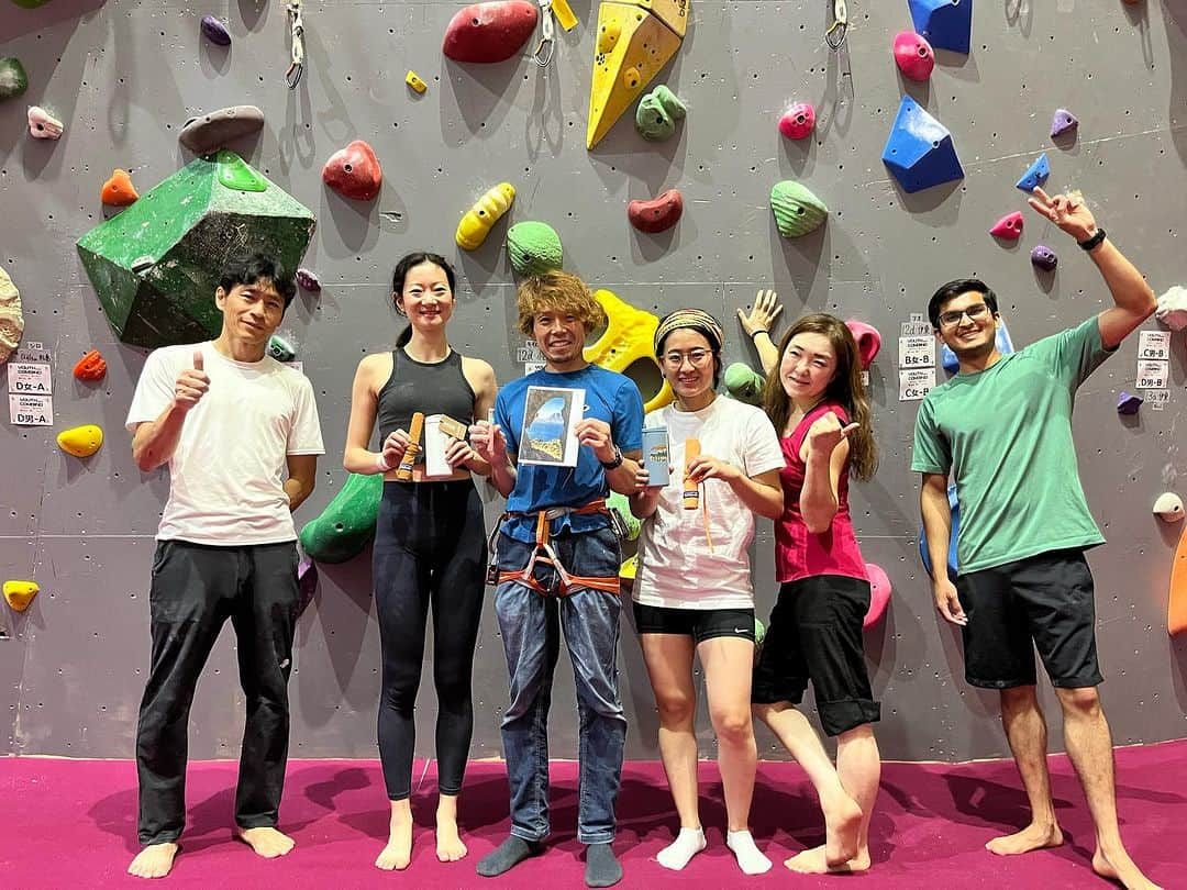 伊東秀和さんのインスタグラム写真 - (伊東秀和Instagram)「@climbinggym_rocklands  レッスンに通ってくれていた生徒と、半年間でお別れの時が来ました。 スウェーデンとフィンランドに帰国する2人。 とても国際的なクラスで教えるのも、とても新鮮でした。毎回笑いも多くて楽しかった✨✨✨ 短期間でしたが、自分の身体をコントロールして育てていく感覚や、トレーニングの楽しみ方とか。またずっと活かしてくれたら嬉しいなぁ。 みんなで飲んだ時に、来年の10月カリムノスで集合しようという話が出て、昨日のラストレッスンで、2人からカリムノスの写真入りの2024年のスケジュール帳＆レーザーポインタープレゼント🎁 驚いた〜嬉しい🥲 最後、みんなで寂しさは感じだけど、来年の10月を楽しみに、今から調整していけたらと思います。 2024年10月カリムノスのクライミングツアーは決定です💫🔥😁 @raffinee_orientalbio  @a_climbing_jp  @mammut_japan  @camp1889outdoor  #climbing  #climbinglife  #climbingworldwide  #climbingtrip  #ヒデスク  #出会いと別れ  #涙  #寂しいね  #ありがとうね  #また来年集合しよう」7月6日 18時37分 - hide9a2019