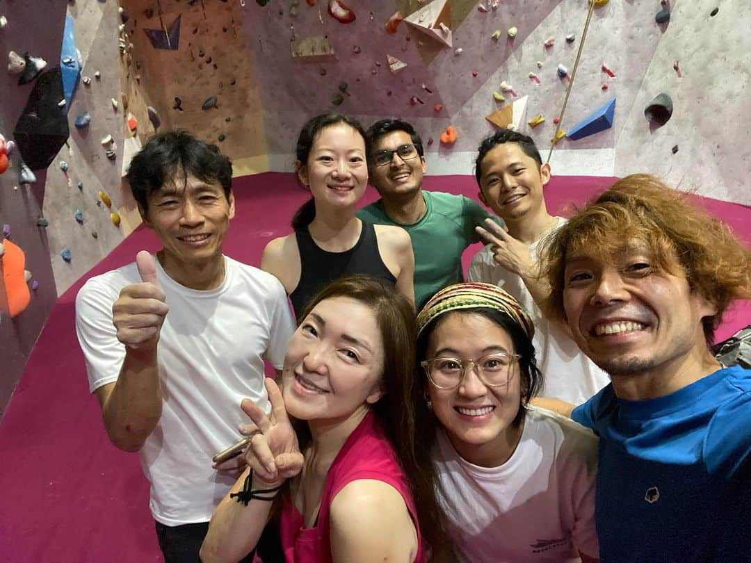 伊東秀和さんのインスタグラム写真 - (伊東秀和Instagram)「@climbinggym_rocklands  レッスンに通ってくれていた生徒と、半年間でお別れの時が来ました。 スウェーデンとフィンランドに帰国する2人。 とても国際的なクラスで教えるのも、とても新鮮でした。毎回笑いも多くて楽しかった✨✨✨ 短期間でしたが、自分の身体をコントロールして育てていく感覚や、トレーニングの楽しみ方とか。またずっと活かしてくれたら嬉しいなぁ。 みんなで飲んだ時に、来年の10月カリムノスで集合しようという話が出て、昨日のラストレッスンで、2人からカリムノスの写真入りの2024年のスケジュール帳＆レーザーポインタープレゼント🎁 驚いた〜嬉しい🥲 最後、みんなで寂しさは感じだけど、来年の10月を楽しみに、今から調整していけたらと思います。 2024年10月カリムノスのクライミングツアーは決定です💫🔥😁 @raffinee_orientalbio  @a_climbing_jp  @mammut_japan  @camp1889outdoor  #climbing  #climbinglife  #climbingworldwide  #climbingtrip  #ヒデスク  #出会いと別れ  #涙  #寂しいね  #ありがとうね  #また来年集合しよう」7月6日 18時37分 - hide9a2019