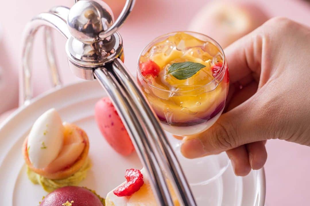 横浜ベイホテル東急［公式］さんのインスタグラム写真 - (横浜ベイホテル東急［公式］Instagram)「// 今年も"桃"の季節が到来です🍑 甘い香りに上品なやさしい甘さ つるんとした食感に瑞々しい味わいが人気の桃が アフタヌーンティーに登場いたします！ 見た目にもかわいい桃スイーツ🍑 8月31日までの期間限定です ご予約はお早めに！ . #アフタヌーンティー #ヌン活  #桃 #桃スイーツ #桃好き  #ホテルラウンジ #ソマーハウス  #スイーツ好きな人と繋がりたい  #peach #sweetstagram  #afternoontea #hotellounge  #somerhouse  #横浜ベイホテル東急 #ホテル  #横浜 #みなとみらい  #みなとみらい線フォト散歩  #にしまろ探検隊  #yokohamabayhoteltokyu  #yokohama  #myyokohama」7月6日 18時37分 - yokohamabayhoteltokyu