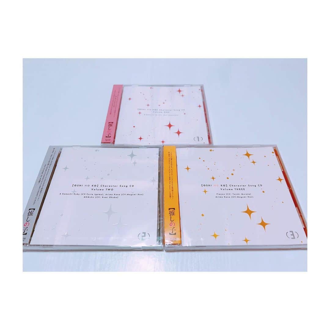 大久保瑠美さんのインスタグラム写真 - (大久保瑠美Instagram)「⁡ ⁡ 推しの子キャラクターソングシリーズが、 5日発売となりましたー💿👏🏻 ⁡ 私演じるMEMちょのいる新生B小町の曲はVol.2 そして配信限定のVol.2.5 こちらに収録されています❤️🤍💛 2は3人曲、2.5はソロ曲になっております。 ⁡ 収録曲は 「STAR☆T☆RAIN 」 「サインはB」 「HEART's♡KISS」 の3曲です♪ ⁡ レコーディングの裏話的な感想なんかも 珍しく語ってみようかと思います。 ⁡ レコーディングした順からで言うと、 最初が「サインはB」でした。 息継ぎが…びっくりするくらいない！！！笑 でもキャッチーで1番アイドルらしく、 聴けば聴くほどのめり込むこの曲が、 1番B小町のテーマソングになるんだろうなと、 思いながら歌いました。 「ﾁｭｯ♡」は可愛く〜と思っていたのに、 MEMちょらしさを全開にした結果、 元気で明るい「ﾁｭｯ!!!」になりました(笑) でもお気に入りです💛 ⁡ 次に「HEART's♡KISS」。 個人的に1番難しかったです…！ コケティッシュな可愛さとテンポの良さを 兼ね備えた応援ソングなのですが、 なかなかテンポを掴むまで時間がかかり… 最初は歌に振り回されていました💦 でも完成した曲を聴いてすごく可愛く仕上がっていて、 とても嬉しかった曲です✨ 音楽チームの皆さんありがとうございます！ 最後の「ﾁｭｯ♡」は「サインはB」とは違い、 甘〜く、可愛〜くを意識しまくりました💋笑 ⁡ ⁡ 最後は「STAR☆T☆RAIN 」。 これは3人の中でも3番目だったので レコーディング前にごまちゃん潘ちゃんの歌が聞けて、 3人が合わさったらこんな感じかな〜💭 という想像をしながら歌うことができました！ 個人的に1番歌いやすく、曲調もロック＆ポップで カッコ良さもあり、お気に入り曲です🎶 ソロVerだとセリフの「見た目じゃね？」が、MEMちょの小悪魔っぽさをより強調してるので、 そっちも是非注目して聴いてね😈 ⁡ ⁡ ⁡ どの曲も総じて音楽チームの皆さんと、 「こうした方が…ああした方が…」と、 最初は色々相談していました。 でも結論としては、 「とにかくMEMちょらしさを全開にして、 大久保さんの好きに歌ってくれて構わない。」 と言ってもらえたので、 気持ち的にも楽に、楽しくレコーディングさせて頂けて とても有り難かったです✨🙏🏻 私の中のMEMちょの可愛さ、小悪魔っぽさ、 思いやりがあって頑張り屋さんなところ、 そしてアイドルという夢の第一歩を進み始めた喜び… それらをいっぱい詰め込みました！ ⁡ ⁡ ソロVerはそれぞれにキャラの個性が出ていて、 アイも含めて、同じ曲を歌っても、 こんなに感じが違うんだなとびっくり！ それだけキャラクターそれぞれに個性があって どの子もあなたの「推しの子」になれる可能性を 秘めているなと思いました。 ⁡ とはいえ、 新生B小町は3人揃ってB小町❤️🤍💛 ソロも素敵ですが、 3人揃っての3曲をたくさん聴いてくれると とっても嬉しいです！！ ⁡ ⁡ もちろんVol.1のアイVer、 アイとはアレンジも違うので聴き比べても とても楽しめると思います！ そしてVol.3の曲も全て、 本当にアニメを思い出せる素晴らしい曲ばかりなので、 どれもよろしくお願いしますね😈🌟💛 ⁡ ⁡ ⁡ ⁡ #推しの子 #B小町 #新生B小町 ⁡ ⁡ ⁡ ⁡ ⁡」7月6日 18時41分 - rumirumi_81