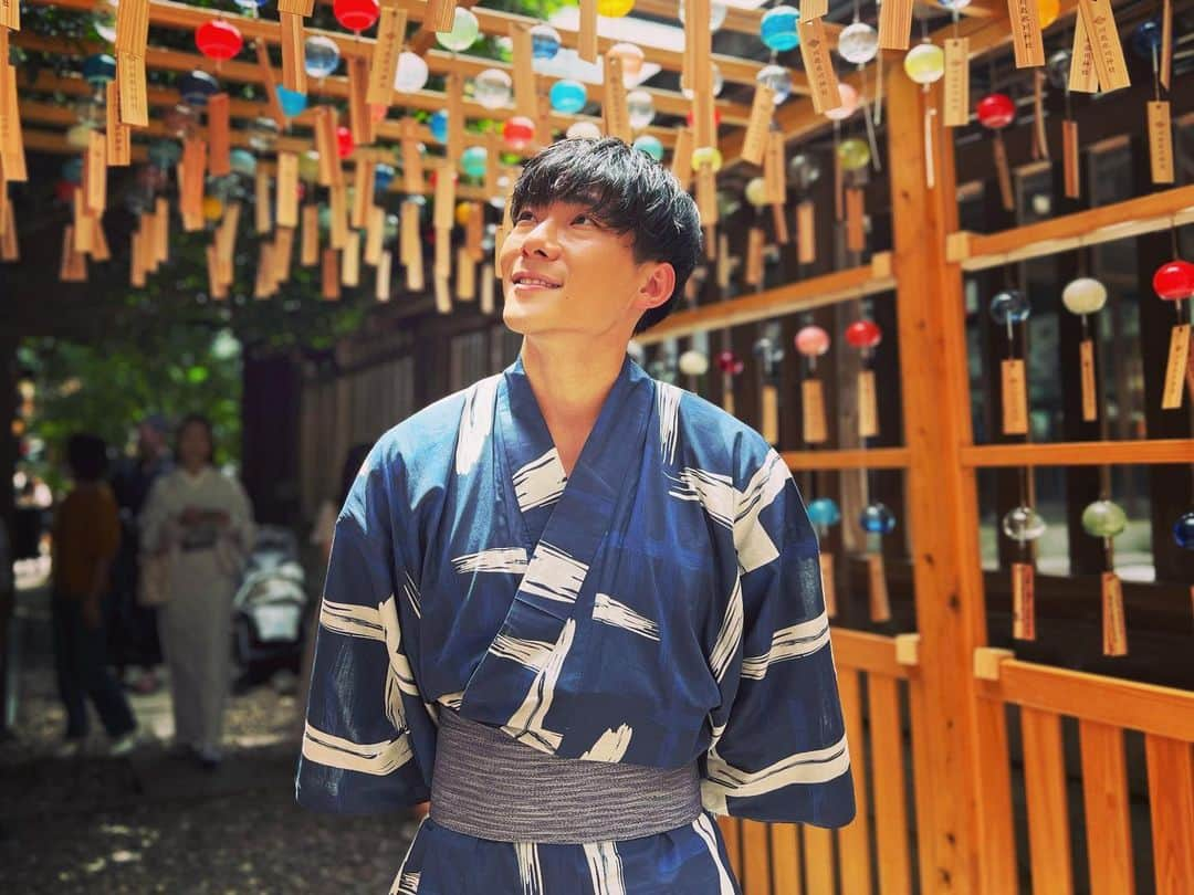 小沢光葵のインスタグラム：「. ひるおび中継  川越氷川神社からお伝えしました⛩  久しぶりに浴衣着ました。  暑かったですねぇ、夏も本番！  風鈴が心地よい音色でした🎐  #埼玉県 #川越市 #川越氷川神社 #縁むすび風鈴 #風鈴 #夏 #浴衣 #アナウンサー #浴衣アナウンサー」