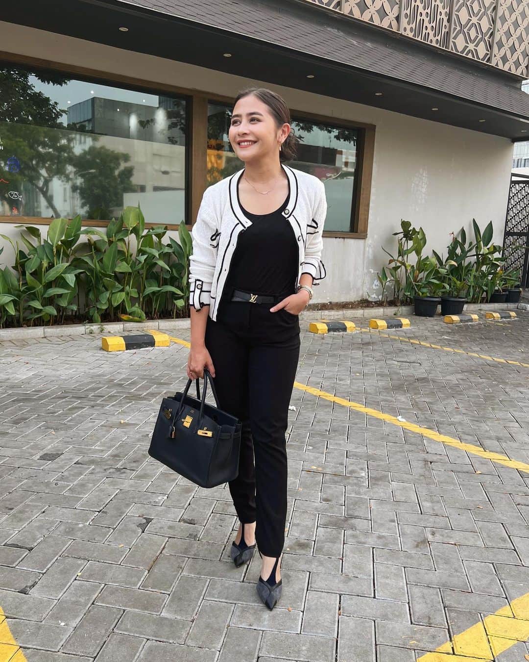 Prilly Latuconsinaのインスタグラム：「Fit check!  non stop meeting mode on ✅🥹  poke @vontiansuwandi @sinemaku.pictures 😅」
