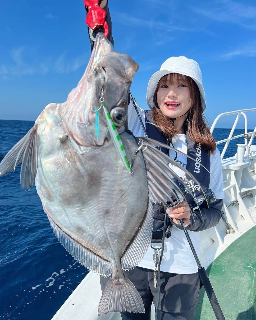 伊賀愛優菜のインスタグラム：「･ 先日、fishinglover東海のロケで 京都府宮津市から出航のワープゾーンさんに乗って中深海ジギングしてきました！✨️ ･ 初のカガミダイ！大きいしヒキも凄かった🤣 そして、ソウハチカレイも！ なんか色々と釣れました😊✨ ･ この日のジグのヒットカラーは ゼブラでした！💚 ･ 今回、一緒に釣りしてくれたのは crazyoceanの太田さん( @oota_crazy_ocean) とすずちゃん( @suzu_fishingram )‪🎣 ･ 放送日は、 決まり次第告知させていただきます🫡！‬ ･ 高木船長さん( @wz_takagi ) 谷口さん( @kyohei.taniguchi )ありがとうございました！✨️ ･ tacle data Rod:SHIMANO OCEA JIGGER FULLBEND B60-4 Reel:SHIMANO ForceMaster 600 Jig:( 1枚目)SHIMANO  sardine waver  Zebra Chart 250g Worm:(1枚目)CRAZYOCEAN  海毛虫2.5 クリームソーダ BLグロー Jig:(2枚目) SHIMANO long waver  Zebra Chart 320g Line: :TORAY super strong pe x8 1号 Leader:TORAY SHOCK LEADER SMOOTHROCK＋ 14LB Battery:Hapyson 電動バッテリー」