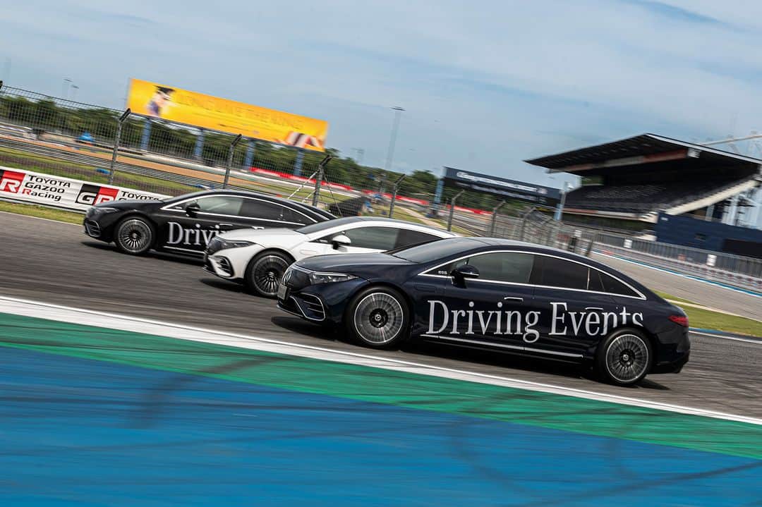 Mercedes-Benz Thailandのインスタグラム：「🔴🔴🟢 Ready … Go! 🏎️ 🏁   เหยียบคันเร่งให้มิดแล้วมาปลดปล่อยอะดรีนาลีนแห่งความเร้าใจภายในงาน ‘Mercedes-Benz Driving Events 2023’ ที่ยกทัพมาทั้ง   - ยนตรกรรมไฟฟ้าแห่งอนาคต EQS 500 4MATIC AMG Premium  - ร้อนแรงดุดันไปกับความเร็วตำนานสนามแข่ง Mercedes-AMG - เอ็กซ์คลูซีฟเหนือใครกับเจ้าแห่งเส้นทาง Off-Road สุดแกร่ง อย่าง Mercedes-AMG G 63 และยังมียนตรกรรมระดับเวิลด์คลาสอีกมากมาย  #DrivingEvents #MercedesBenzThailand #MercedesBenz」