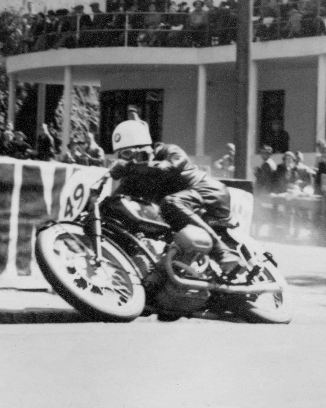 BMW Motorrad Japanさんのインスタグラム写真 - (BMW Motorrad JapanInstagram)「マン島TTレースはBMW Motorradの歴史にとって、いつの時代でもエモーショナルなレースでした。  1939年のTTでBMW初の勝利を収めたゲオルグ・マイヤーを筆頭に、これまでヘルムート・ダーネやピーター・ヒックマンがその名を歴史に刻んできました。  2023年、BMWはプロトタイプの新型M 1000 XRをマン島TTの舞台でお披露目して、新たなマイルストーンとなりました。そしてピーター・ヒックマンは昨年に続き、M 1000 RRで歴史的な勝利を収めた記念すべき年となりました。  #NeverStopChallenging #100YearsBMWMotorrad. 🏁🏍️ #MakeLifeARide #MXR #M1000XR #BMWMotorrad #TT2023 #IOMTT #BMWモトラッド #駆けぬける歓び #マン島TTレース @bmwmotorradmotorsport」7月6日 19時00分 - bmwmotorradjapan
