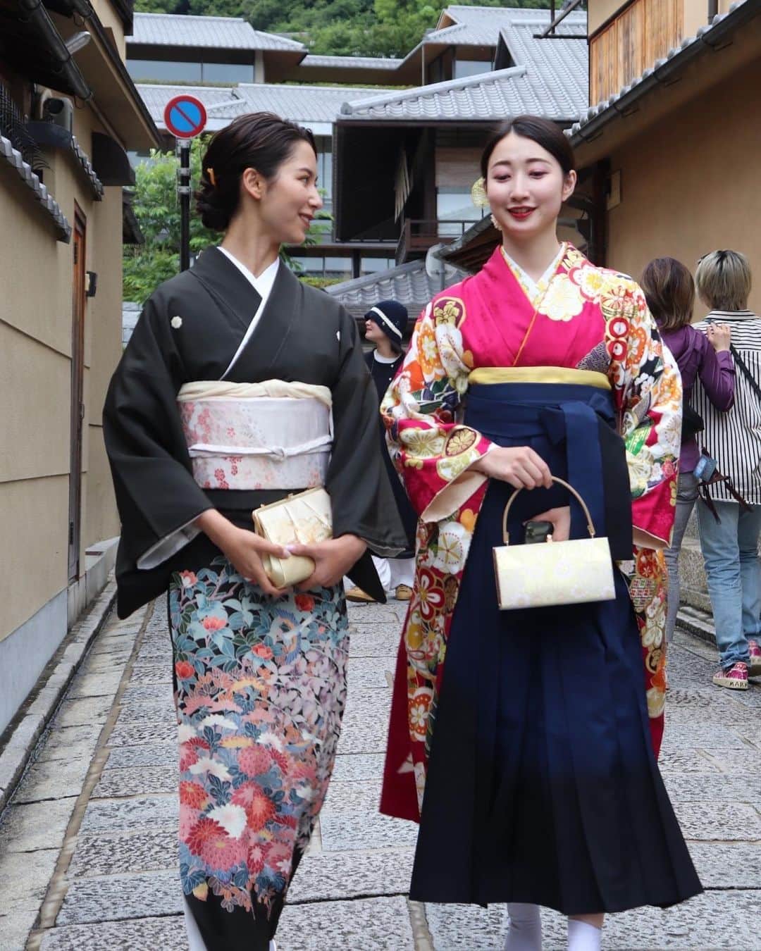 渋谷栞南さんのインスタグラム写真 - (渋谷栞南Instagram)「. Kyoto Kimono Rental Mimosa🎋👘  Mimosa is located near Kodaiji, the best place for sightseeing in Kyoto🎋 They have a large variety of kimonos. You can find your own kimono style🍃  京都「ミモザ」さんにて着物レンタル💐 @mimosa_kodaiji   高台寺近くにあり、清水寺周辺の人気観光スポットへも徒歩ですぐに行けます！なんとレースの着物、振袖、袴、黒留袖まで着られます😌  店内も暖かみがあってオシャレで映えでした😽京都旅行の際は是非💁‍♀️  #京都観光 #着物レンタル#京都着物レンタル#京都女子旅#京都散策#清水寺#清水寺食べ歩き#高台寺#kyoto#kyotojapan #kyototrip #kimonorental #kimonostyle #japanesegirl #japanesefashion #kimonofashion #kimonogirl #japantravel #japantrip #kyotogram #kiyomizutemple #kyotogram #yukata」7月7日 19時00分 - kannashibuya_japan