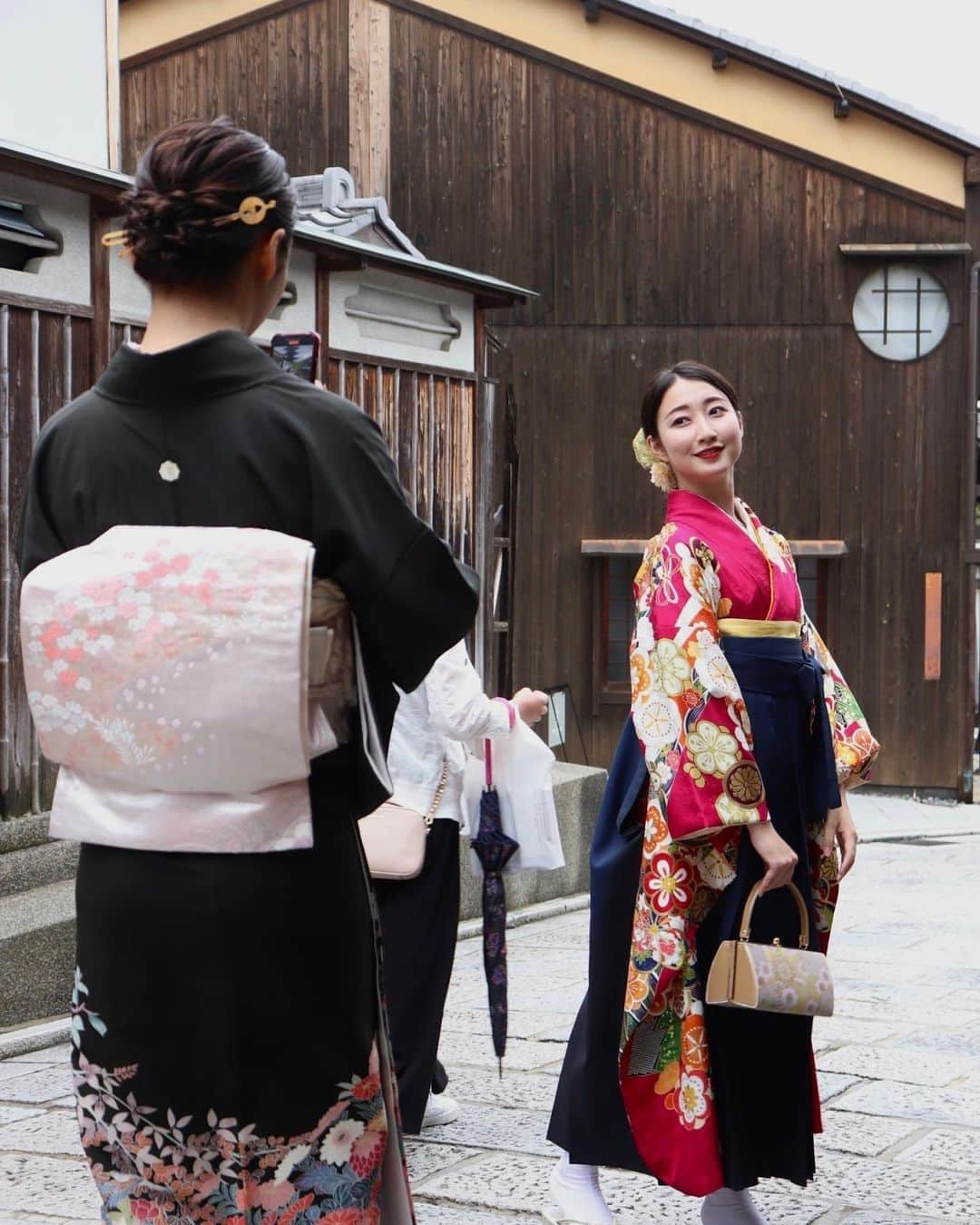 渋谷栞南さんのインスタグラム写真 - (渋谷栞南Instagram)「. Kyoto Kimono Rental Mimosa🎋👘  Mimosa is located near Kodaiji, the best place for sightseeing in Kyoto🎋 They have a large variety of kimonos. You can find your own kimono style🍃  京都「ミモザ」さんにて着物レンタル💐 @mimosa_kodaiji   高台寺近くにあり、清水寺周辺の人気観光スポットへも徒歩ですぐに行けます！なんとレースの着物、振袖、袴、黒留袖まで着られます😌  店内も暖かみがあってオシャレで映えでした😽京都旅行の際は是非💁‍♀️  #京都観光 #着物レンタル#京都着物レンタル#京都女子旅#京都散策#清水寺#清水寺食べ歩き#高台寺#kyoto#kyotojapan #kyototrip #kimonorental #kimonostyle #japanesegirl #japanesefashion #kimonofashion #kimonogirl #japantravel #japantrip #kyotogram #kiyomizutemple #kyotogram #yukata」7月7日 19時00分 - kannashibuya_japan