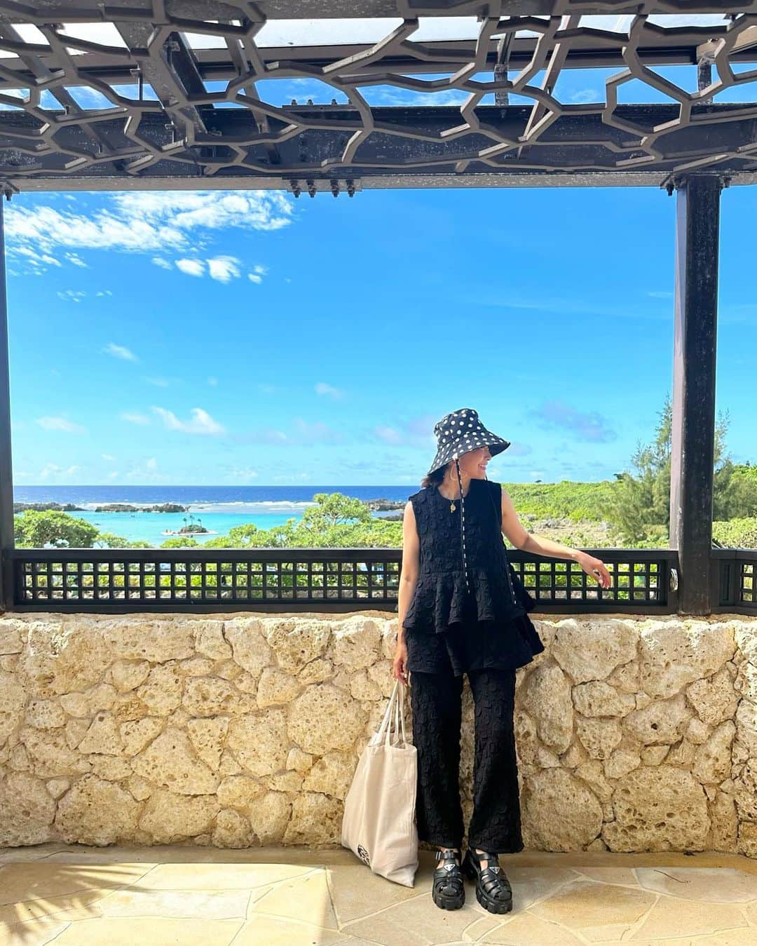 Mai Wakimizuのインスタグラム：「飛行機に乗る前にまたまたこちらにお着替えして帰りました＼(^o^)／all blackなのになぜか華やか♡海のおかげか。笑 tops&pants:#linkable @linkable_official(今夜20:00再入荷)」