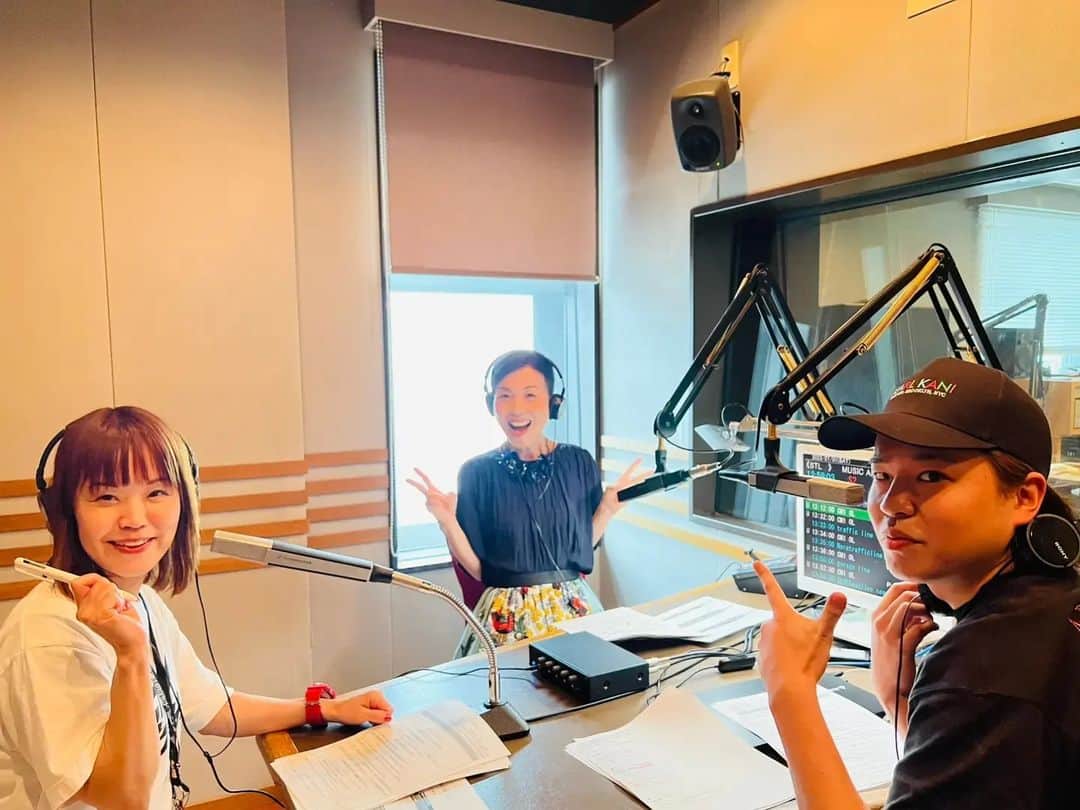 のインスタグラム：「2023年7月1日。 サタジャンの後のα-station は、 しゅんわんこと、大矢隼佑くんの「MUSIC ARROW」  開局記念日と言うことで、 オープニングに百鳥さんと出演させて頂き、 懐かしのαトークを😊  よく考えたら、百鳥さんも最初からベテランじゃないわけで。←当たり前やけど 当時は若手、 そして今もずっとニュースを伝え続けてきはったってマジすごい！！  この日も番組の枠をこえてやってましたが、 α-station は昔から、会社とか番組の枠をこえて皆で楽しんでやっていく空気があって。 そういう雰囲気が、 リスナーさんにも優しく届いてるといいな。  彩名に「ミューアロは収録しとかはったんですか？」と聞かれましたが、 ちゃうよ、ちゃうよー！ 生出演して、 それからダッシュで飛び出したんだよーーー！  写真もリアルダッシュ。 躍動感あるなー。さすが、中の人！🤣  #αstation  #開局記念日 #先輩と後輩と開局記念日に話せるって有難いね #サタジャン3」