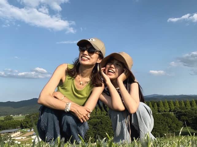 eiko kagamiさんのインスタグラム写真 - (eiko kagamiInstagram)「娘がインカメ動画から切り取ってくれたシリーズ📸 （2回目だけどw）  牧場編🐴🌿🌼  色のくすみ具合すらもなんかいい感じ！😂👏 良き写真の記録♡ . . . . . . . #親子#親子写真#高校生ママ#牧場#那須#那須旅行#思い出#記録」7月6日 18時54分 - eikooo7