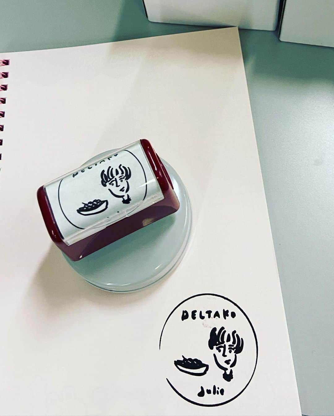 Julie Wataiのインスタグラム：「キックオフイベント来てる。 なんと当店DELTAKO @deltako_osaka oも参加させて頂いている、大阪を彩る店を専用の御朱印帳で巡るという素敵企画aeru ORAKA。 大阪メトロで広告展開中！　 https://aeruosaka.com  なんと小生の似顔絵スタンプが明日からデルタコで押せます！来てね！」