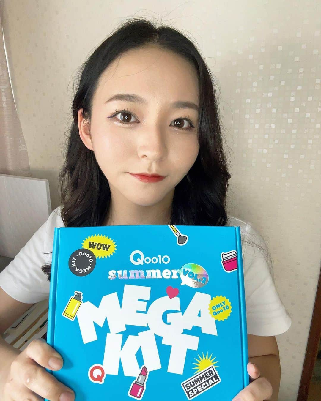 あさみのインスタグラム：「. . Qoo10（@qoo10.official）から スキンケア・コスメボックスの第2弾が 届きました🎁 Qoo10 MEGA KIT 2023 Vol.2✨ . ボックスの中身は、 1枚目〜 🩵 S2ND【エンドラスターティント】 🩵 Dear.A【グリッターアイシャドウ】 🩵 Anua【桃70%ナイアシンセラム 30ml】 🩵 Dear, Klairs【フレッシュリージュースドビタミンEマスク15ml) 🩵 numbuzin 【5番 白玉グルタチオンC美容液30ml】 ほかにも、 ⭐️Torriden【ダイブインマスク】 ⭐️Dr.Althea【オアシススージングマスク】 ⭐️celimax【フレッシュクレンジングオイル20ml】 ⭐️ariul【ストレスリリービングリップアンドアイリムーバーパッド30 枚】 ⭐️SCINIC【エンジョイ スーパー アクティブ エアリー サンスティック SPF50+ PA++++ 15g】 . 届いてから毎日使ってるし 美容液類とかスティックの日焼け止めとか ちょうど欲しいと思ってたから本当に嬉しい☺️☺️ グリッターも粒大きくて可愛いし ティントは水みたいなのに発色良すぎ♥️😳 二層の液体になってるので振って混ぜてから使うよ！ 1枚目の写真で、グリッターとティント使ってます🙆‍♀️ . 7/1(土) 0:00～ 7/7(金) 23:59 期間限定でメガポ開催中です🤗 対象商品購入で購入の20%がポイントで還元されます！ 久しぶりにQoo10覗いてみて😙 . . #pr#Qoo10MegaKit#Qoo10 #メガポ#コスメボックス #モデル#model #makeup#美容好きな人と繋がりたい  #Promotionalmode #撮影依頼募集中  #followback #f4f #follow #japanese  #photoaday  #promotional #熊本 #kumamoto   https://special.qoo10.jp/DynamicAD/5298/」