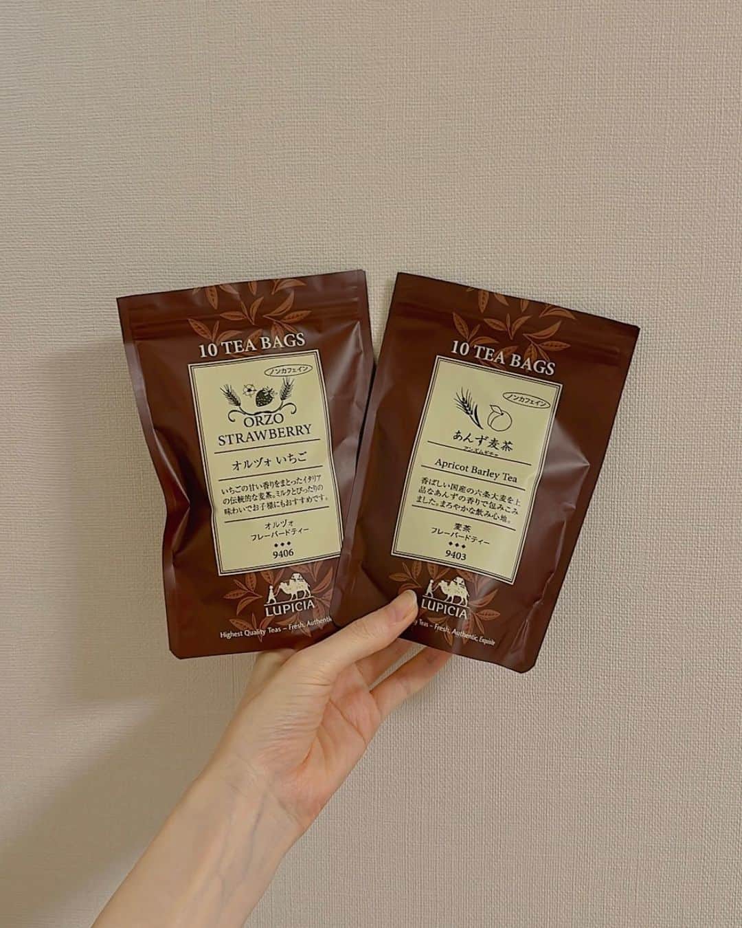 牧野結美さんのインスタグラム写真 - (牧野結美Instagram)「夏の水分補給🔅🫖♡ 最近お気に入りの麦茶です☺️  コーヒーや紅茶も大好きだけれど カフェインが気になるし、 ハーブティーはノンカフェインでも利尿作用があるので 水分補給という点では不向きかなと思い この夏は @lupicia_japan の麦茶を飲んでいます💕  オルヅォはイタリアの麦茶で ミルクで出してあげると、 香ばしさのあるいちごミルクのような味わいで とってもおいしかった🍓♡ コーヒーの代わりとしても楽しめそう🤎  あんず麦茶は、麦茶に爽やかな香りがついていて 気分をリフレッシュさせてくれます✨ 個人的は、薄めに出して 香りメインに楽しむのが好きです🫶🏻  ほかにもスイカや梅などの香りもありました♡ ノンカフェインでお子様も安心して楽しめるので 良かったらチェックしてみてください🥰  #lupicia #ルピシア #麦茶」7月6日 19時09分 - yumi_makino_