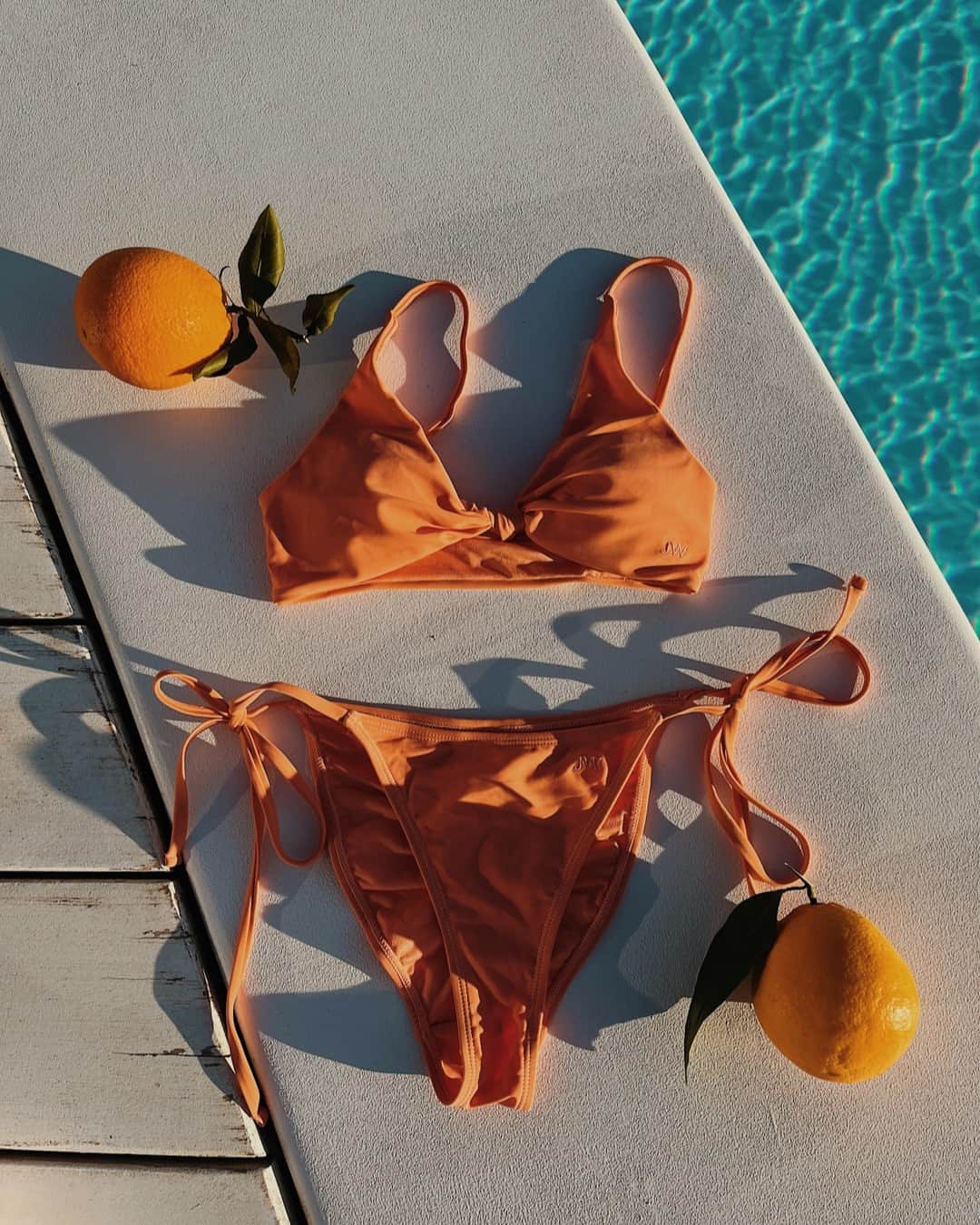 ジャックウィルスのインスタグラム：「This colour >>> 🍊🌞🧡  ​​​​​​​​​ Brighten up your summer palettes with this seasons' newest swimwear 📲  Knot Front Bikini Top 353740 Tie Side Bikini Bottom 353738   #jackwills #servingsummer」