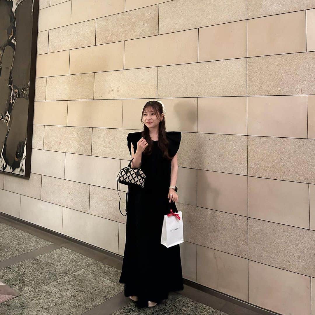 のインスタグラム：「︴𝑔𝑖𝑣𝑒𝑛𝑐ℎ𝑦 𝑏𝑒𝑎𝑢𝑡𝑦 , 𝑛𝑒𝑤 𝑐𝑜𝑠𝑚𝑒 ♠️  @givenchy のコスメ新製品体験会に 𓂃𓈒𓏸   新作可愛すぎたし試しにメイクしてもらったけど リップの色味可愛すぎて欲しくなっちゃった .. 🤍///  黒のワンピあんまり着ないけどたまにはいいかも🌛 h&mで一目惚れして買ったかばんめちゃくちゃkawii♡  . . . #givenchy #givenchybeauty #デパコス #デパートコスメ #夏コーデ #ワンピースコーデ #モノトーンコーデ #低身長コーデ #ブラックコーデ #きれいめコーデ #ad」